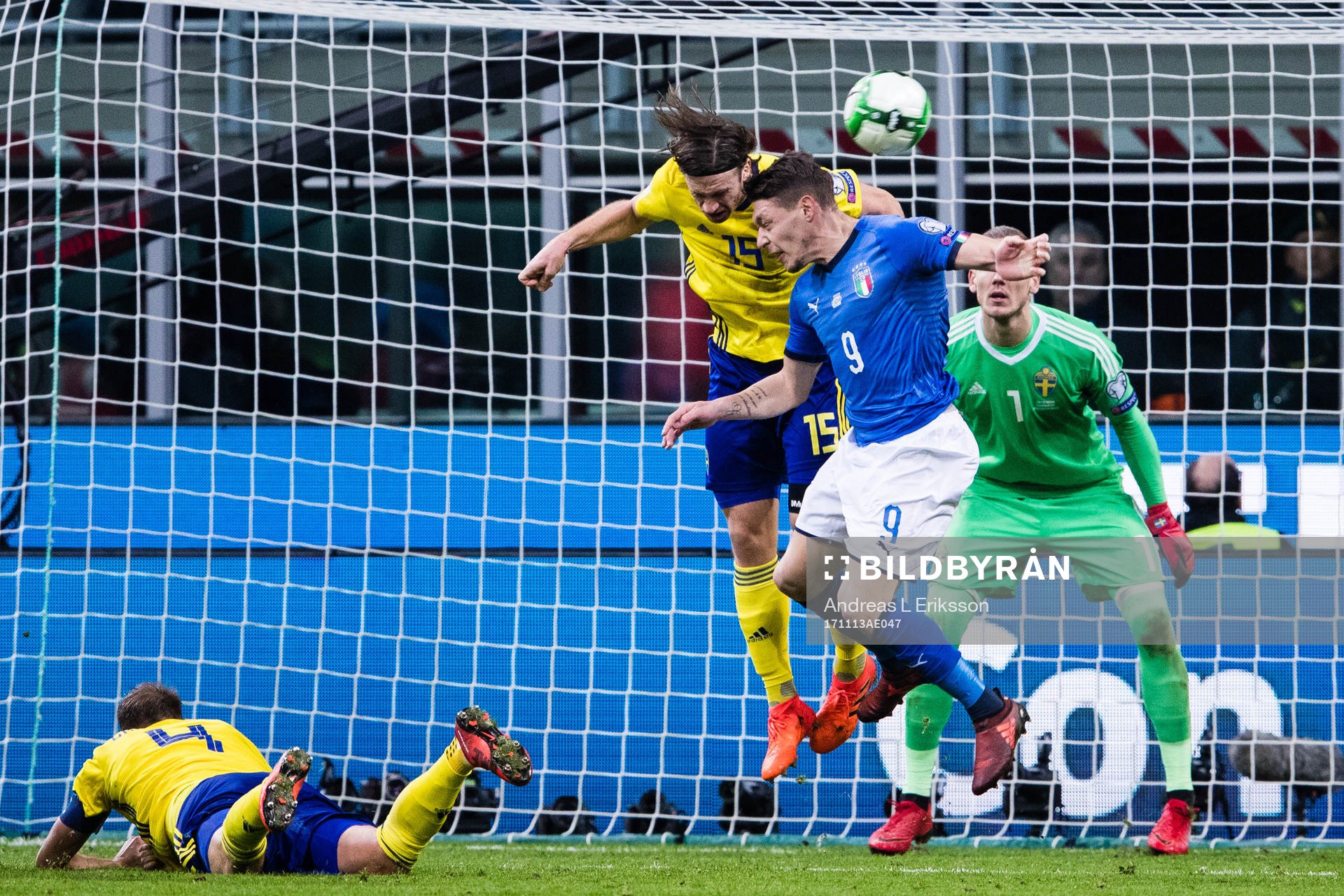Sveriges Gustav Svensson i en nickduell med Italiens Andrea