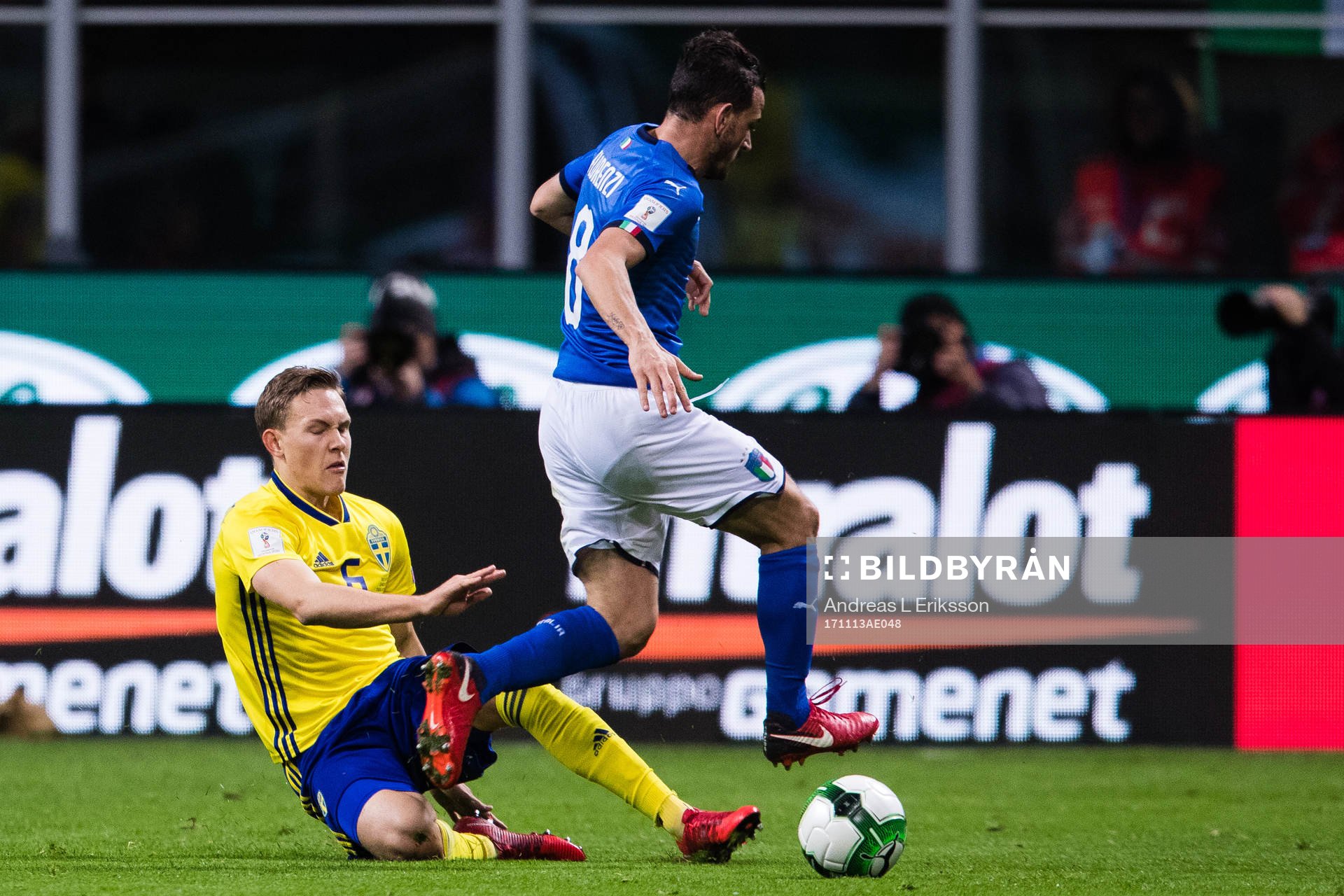 Sveriges Ludwig Augustinsson i kamp om bollen med Italiens
