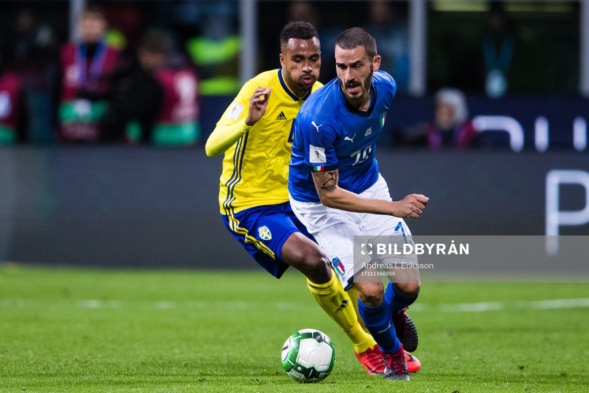 Sveriges Isaac Kiese Thelin jagar Italiens Leonardo Bonucci