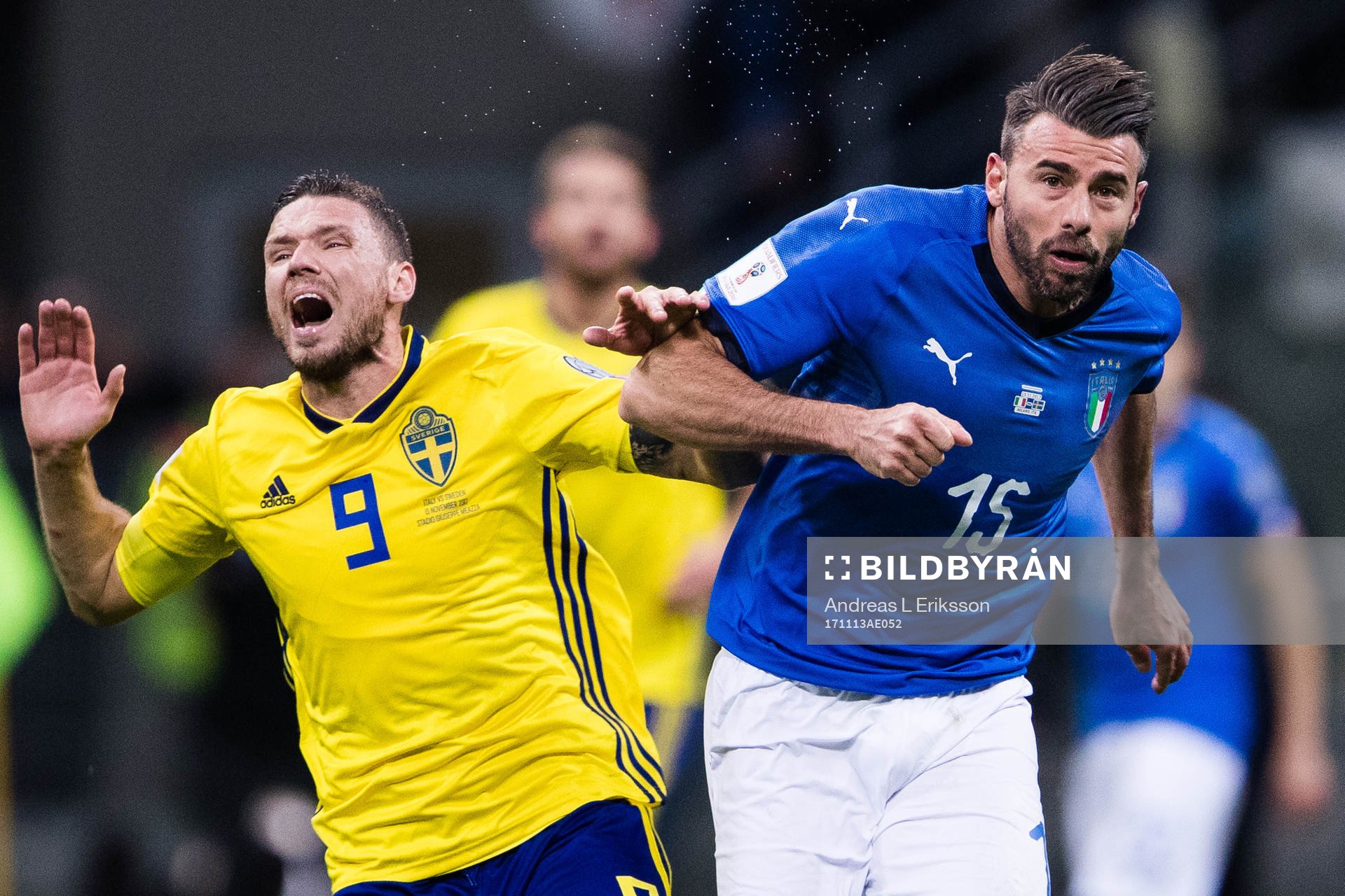 Sveriges Marcus Berg i en närkamp med Italiens Andrea Barzagli under fotbollsmatchen i VM-kvalets play-off mellan Italien och Sverige den 13 november 2017 i Milano. 
