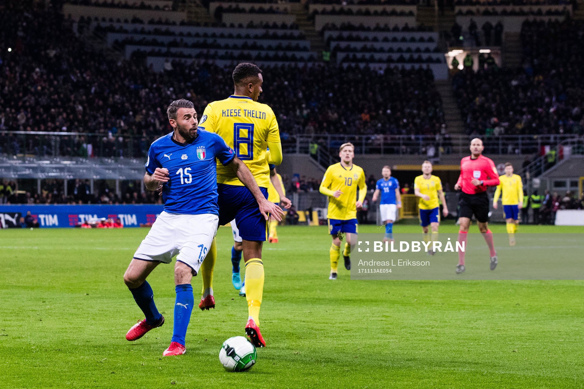 Italiens Andrea Barzagli i kamp om bollen med Sveriges