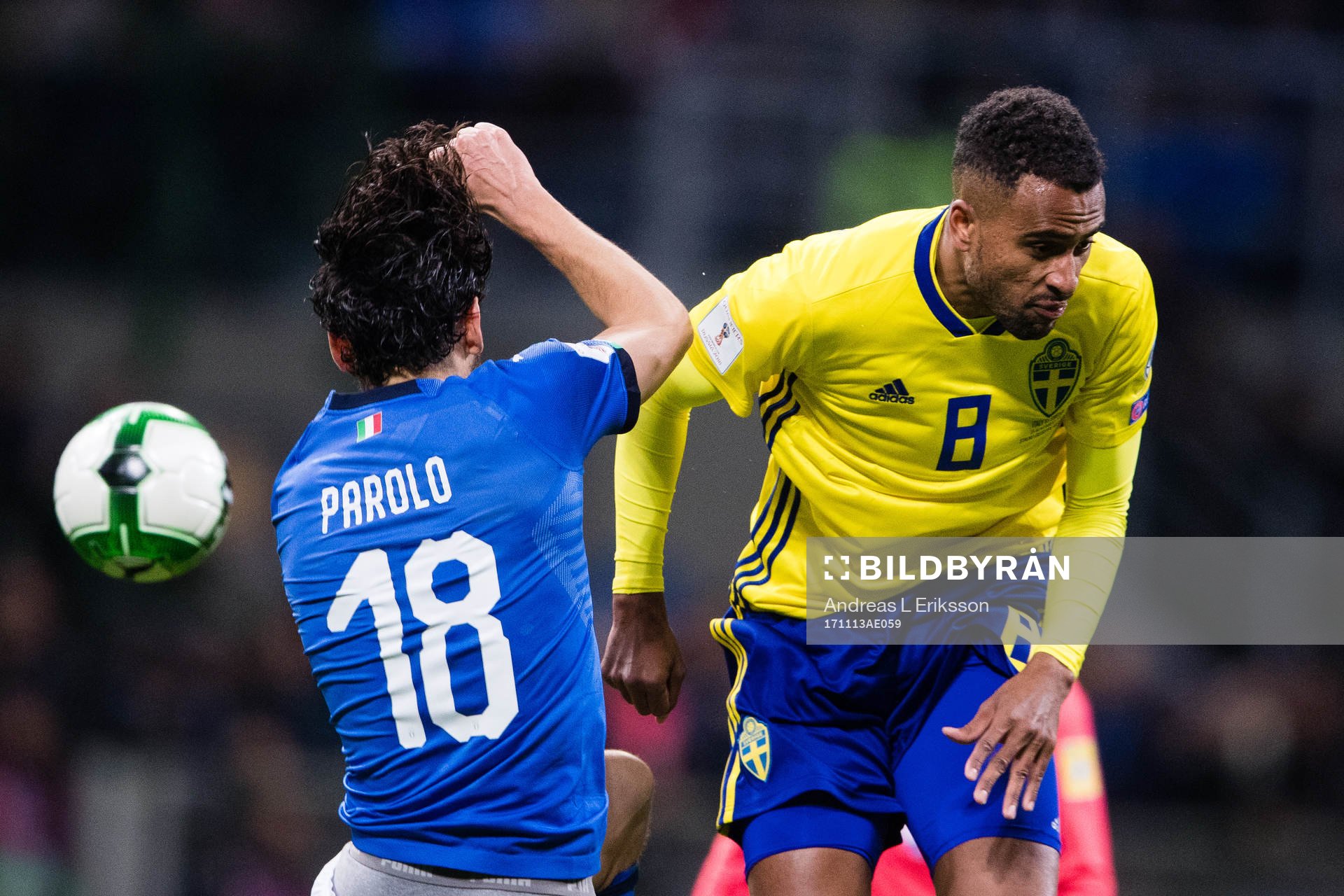 Italiens Marco Parolo i en nickduell med Sveriges Isaac