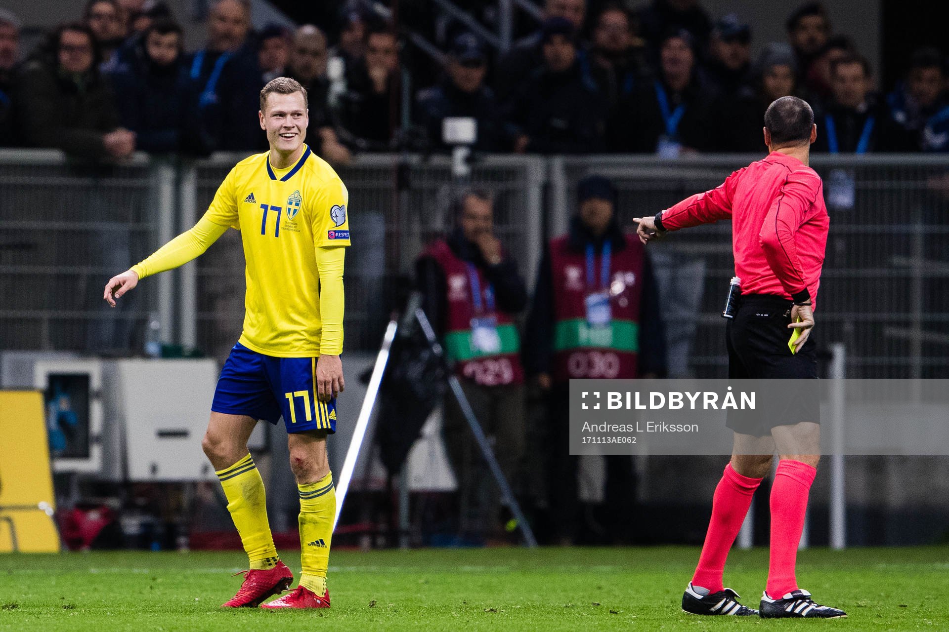 Sveriges Viktor Claesson ler åt domare Antonio Mateu Lahoz