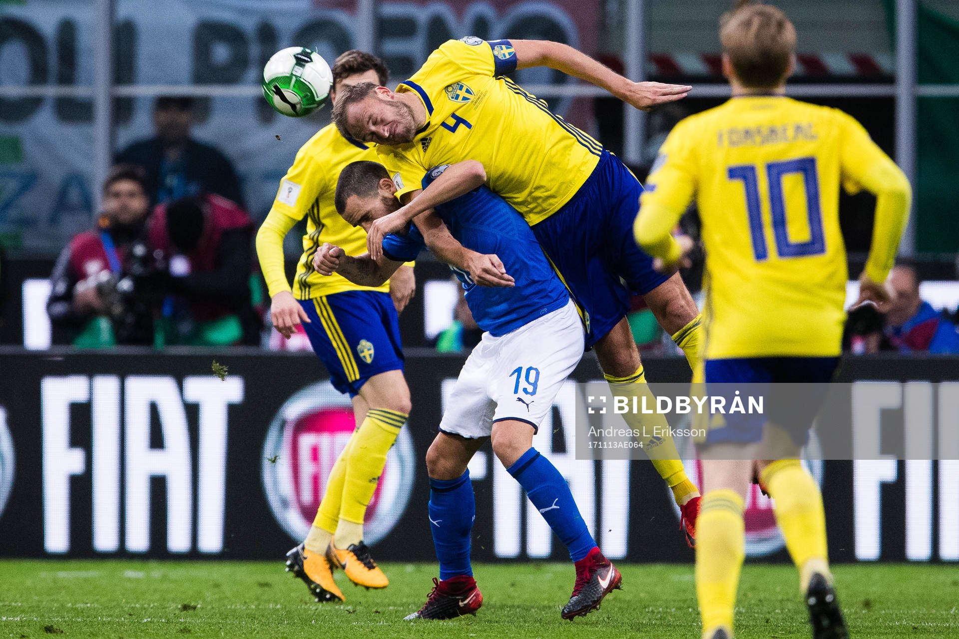 Italiens Leonardo Bonucci i en nickduell med Sveriges Andreas Granqvist under fotbollsmatchen i VM-kvalets play-off mellan Italien och Sverige den 13 november 2017 i Milano.