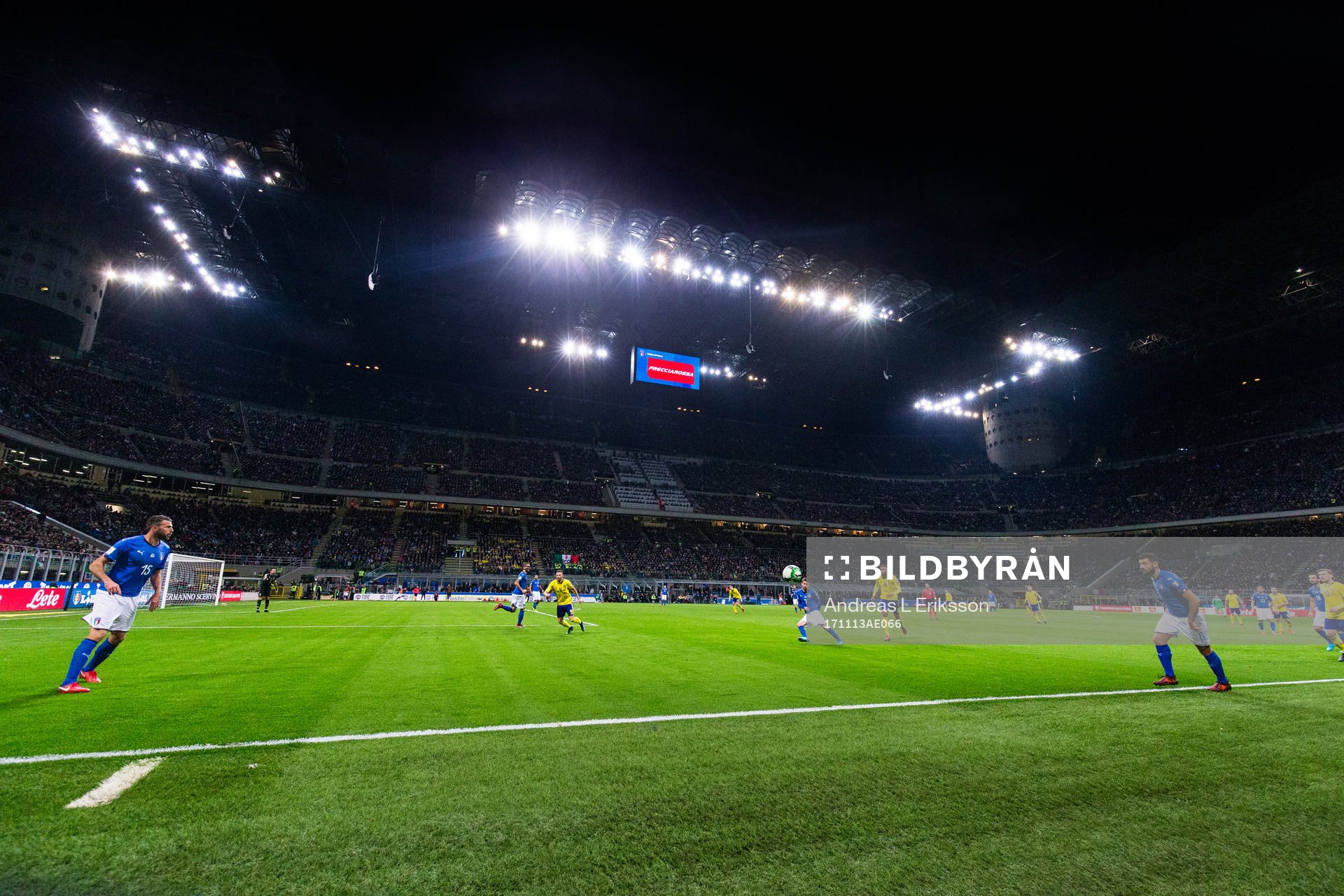 Italiens Antonio Candreva med ett inkast under fotbollsmatchen i VM-kvalets play-off mellan Italien och Sverige den 13 november 2017 i Milano.