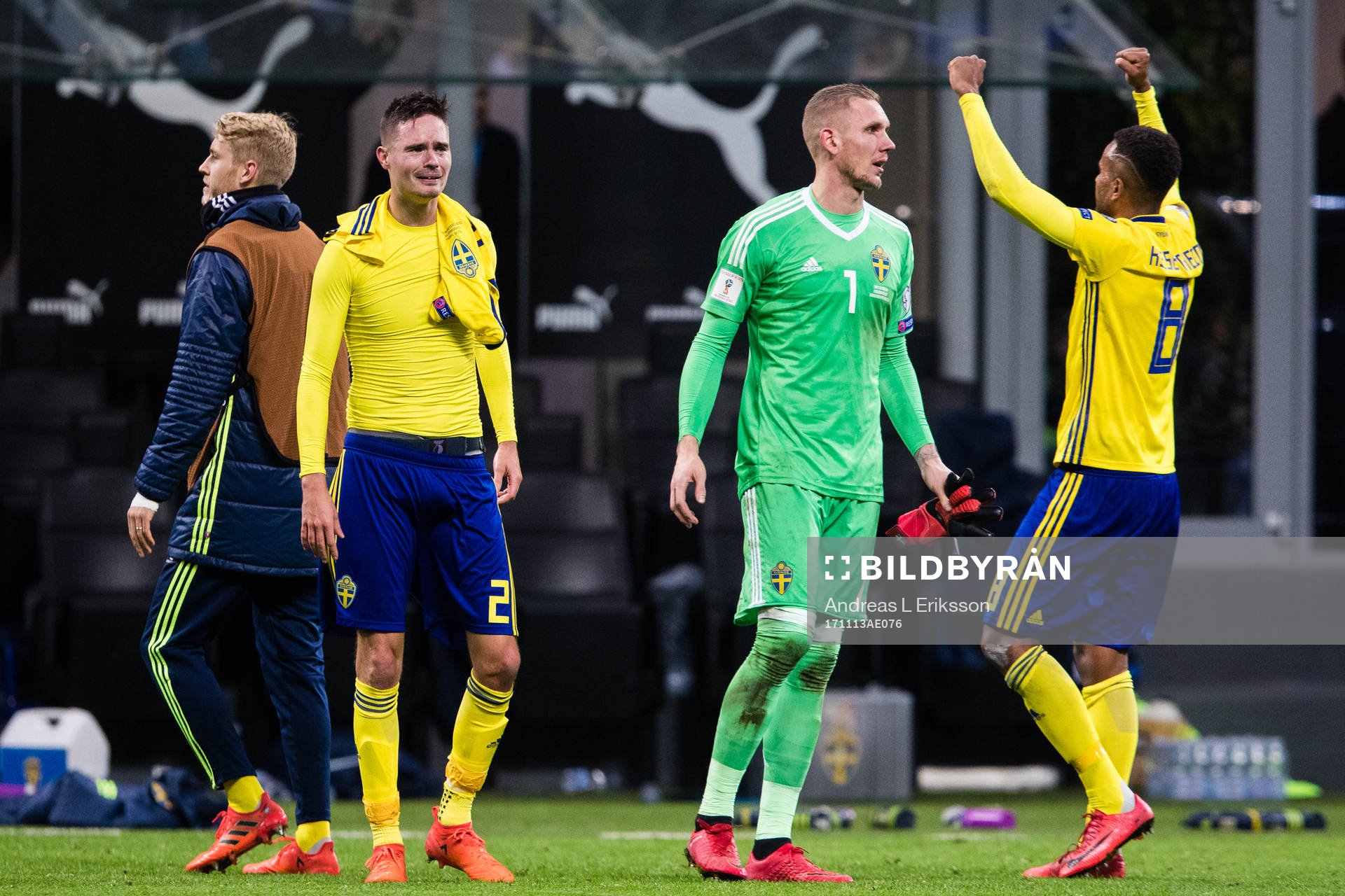 Sveriges Mikale Lustig, målvakt Robin Olsen och Isaac Kiese Thelin jublar efter fotbollsmatchen i VM-kvalets play-off mellan Italien och Sverige den 13 november 2017 i Milano.