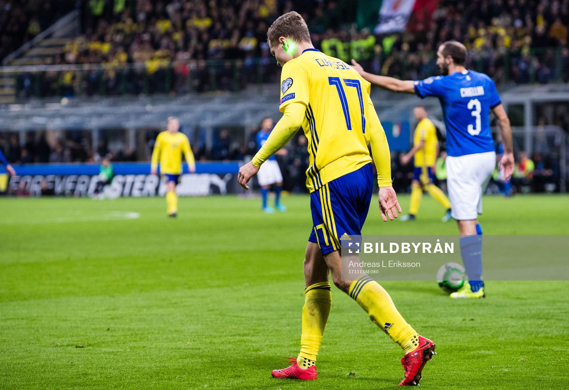Någon lyser med grön laser på Sveriges Viktor Claesson