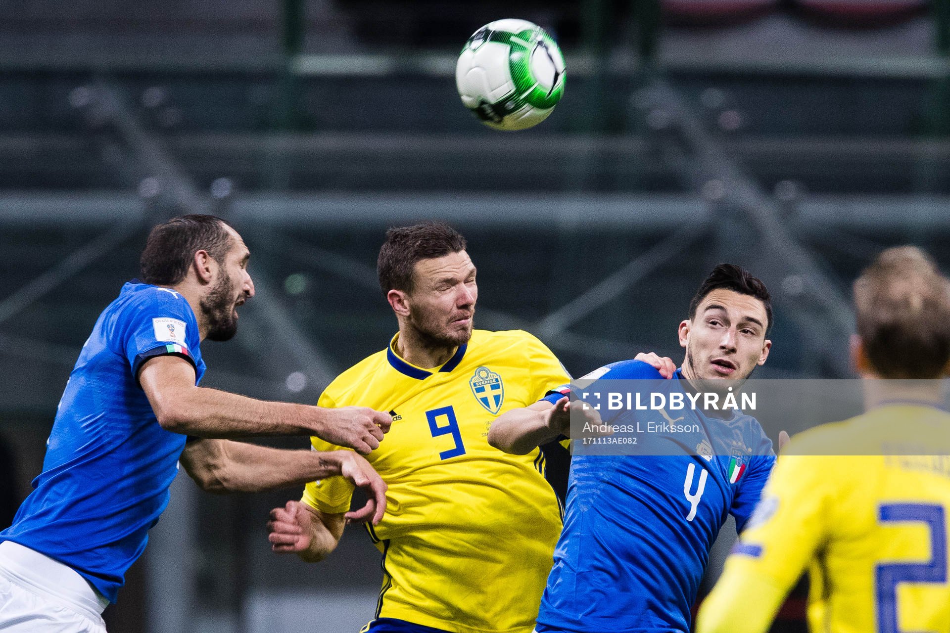 Italiens Giorgio Chiellini och Matteo Darmian i en