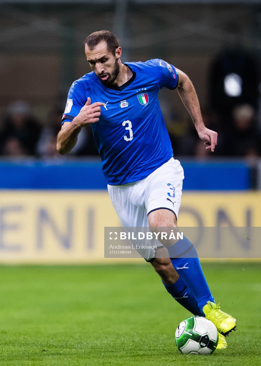 Italiens Giorgio Chiellini med bollen