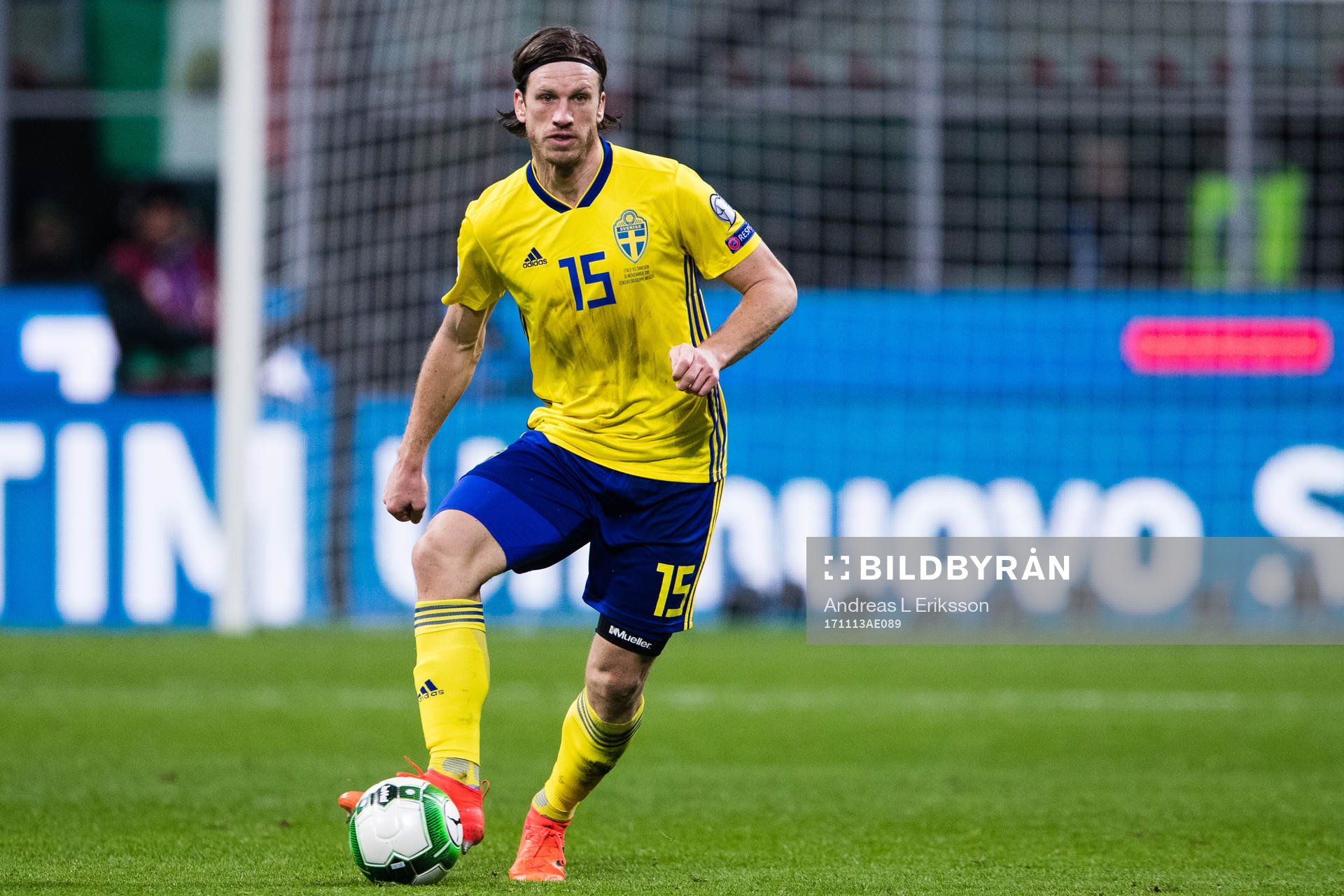Sveriges Gustav Svensson med bollen
