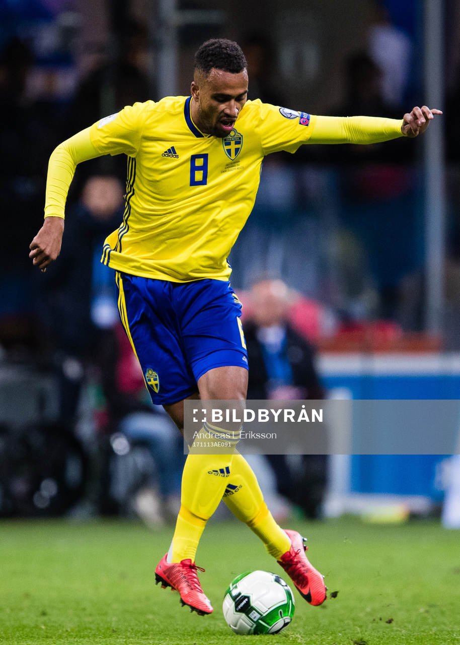 Sveriges Isaac Kiese Thelin med bollen