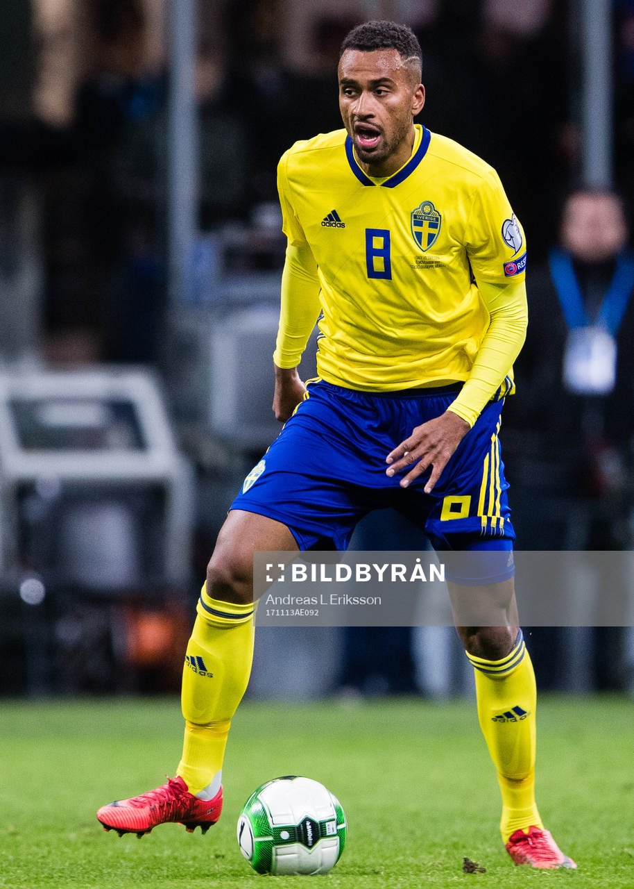 Sveriges Isaac Kiese Thelin med bollen