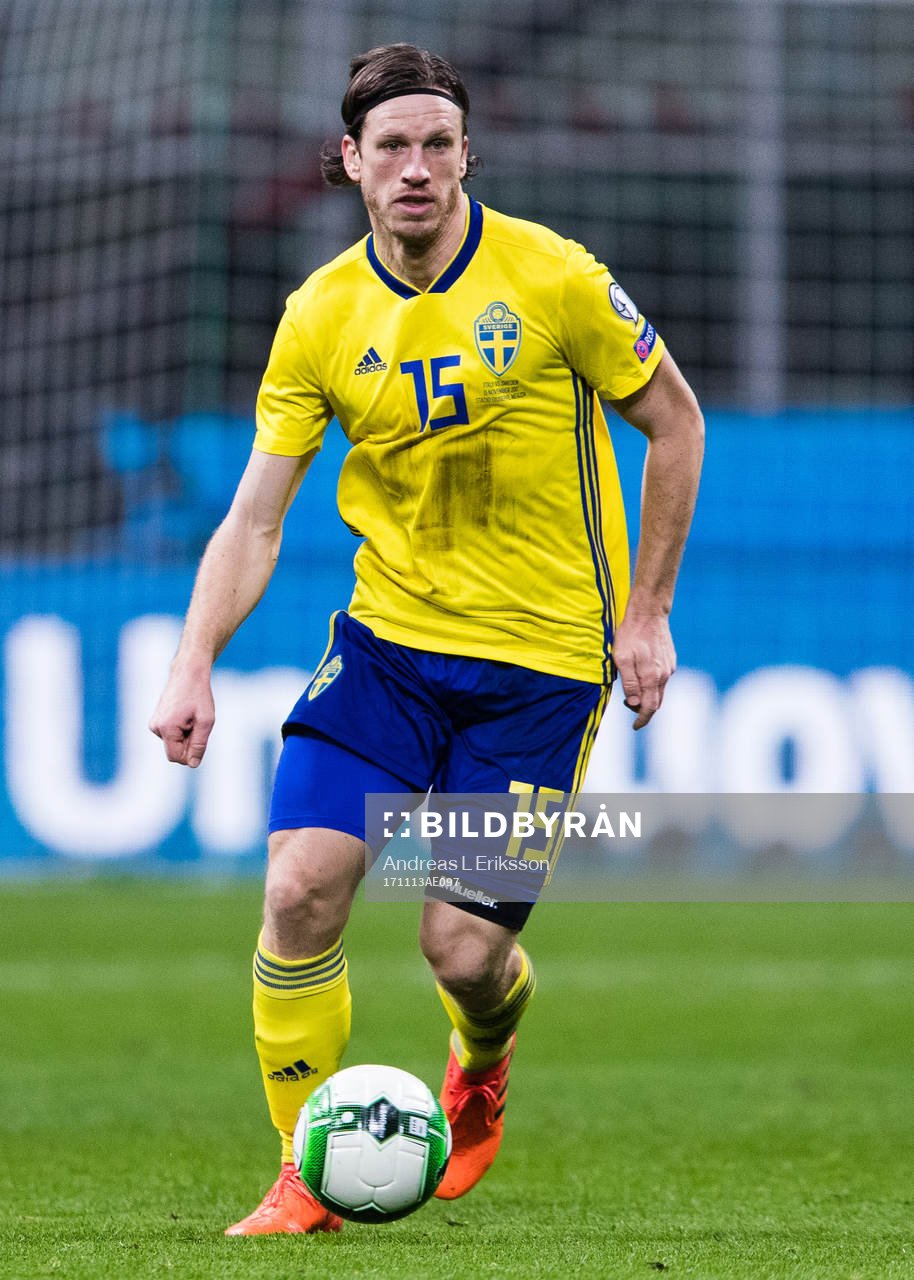 Sveriges Gustav Svensson med bollen