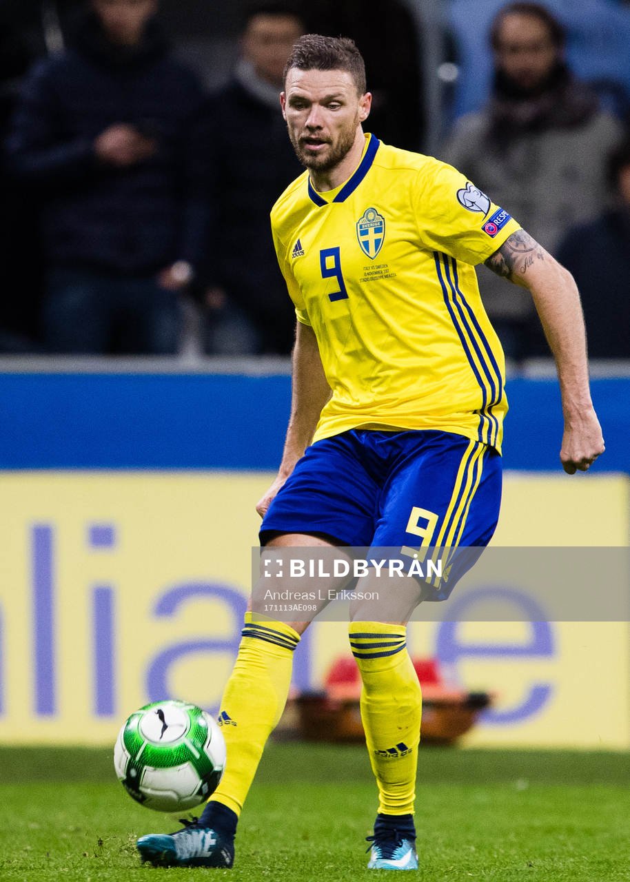 Sveriges Marcus Berg med bollen