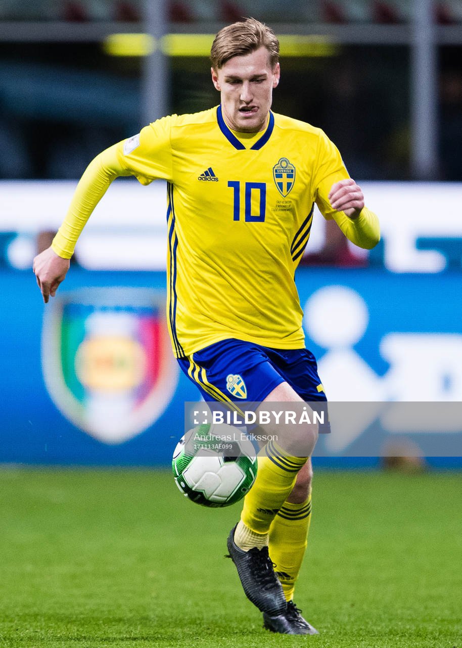 Sveriges Emil Forsberg med bollen