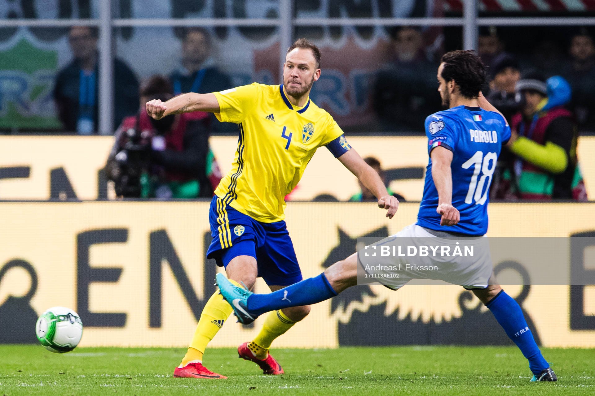 Sveriges Andreas Granqvist i kamp om bollen med Italiens Marco Parolo under fotbollsmatchen i VM-kvalets play-off mellan Italien och Sverige den 13 november 2017 i Milano.