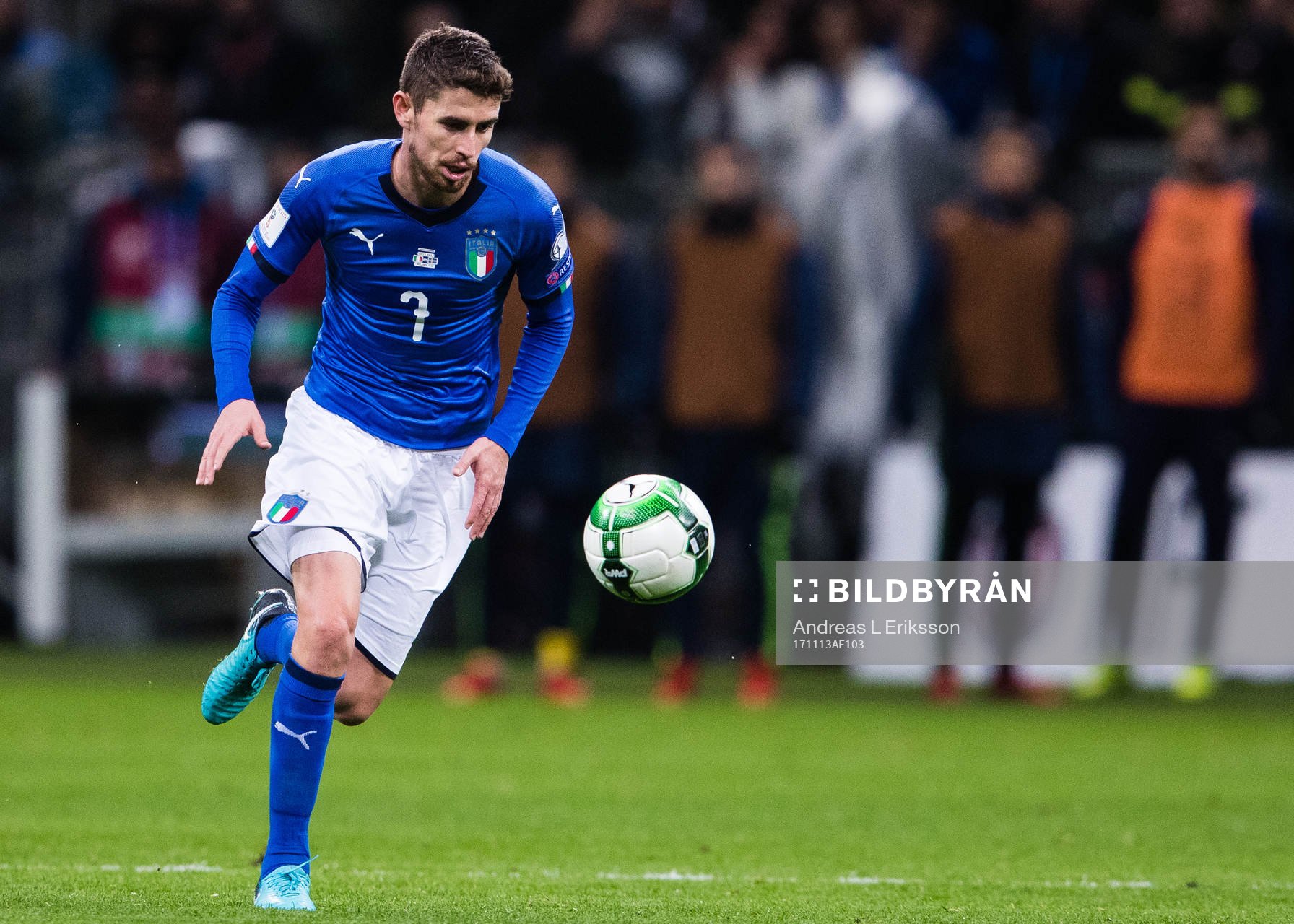 Italiens Jorginho med bollen