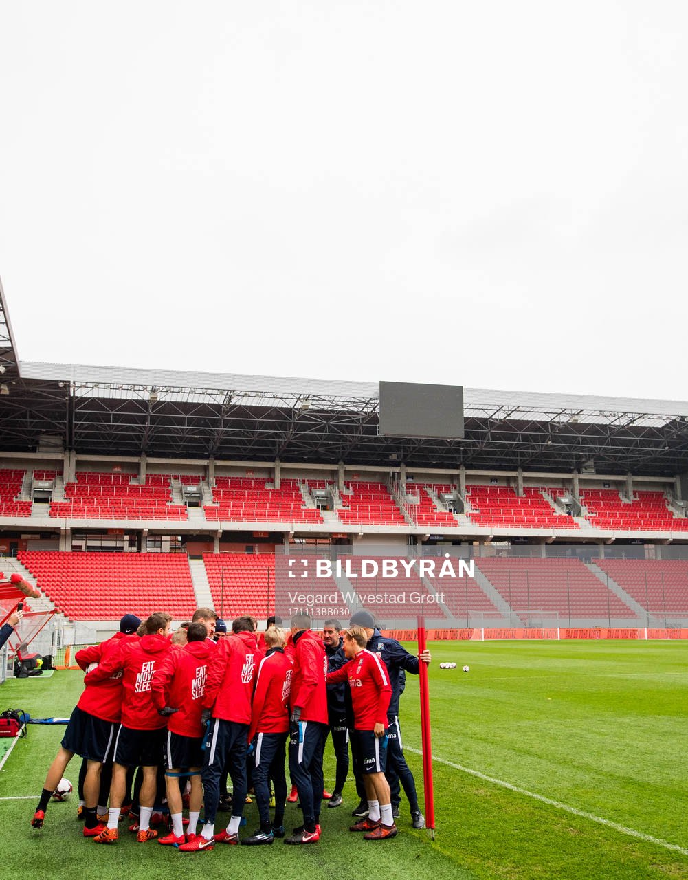 Players and staff of Norway gather in a circle