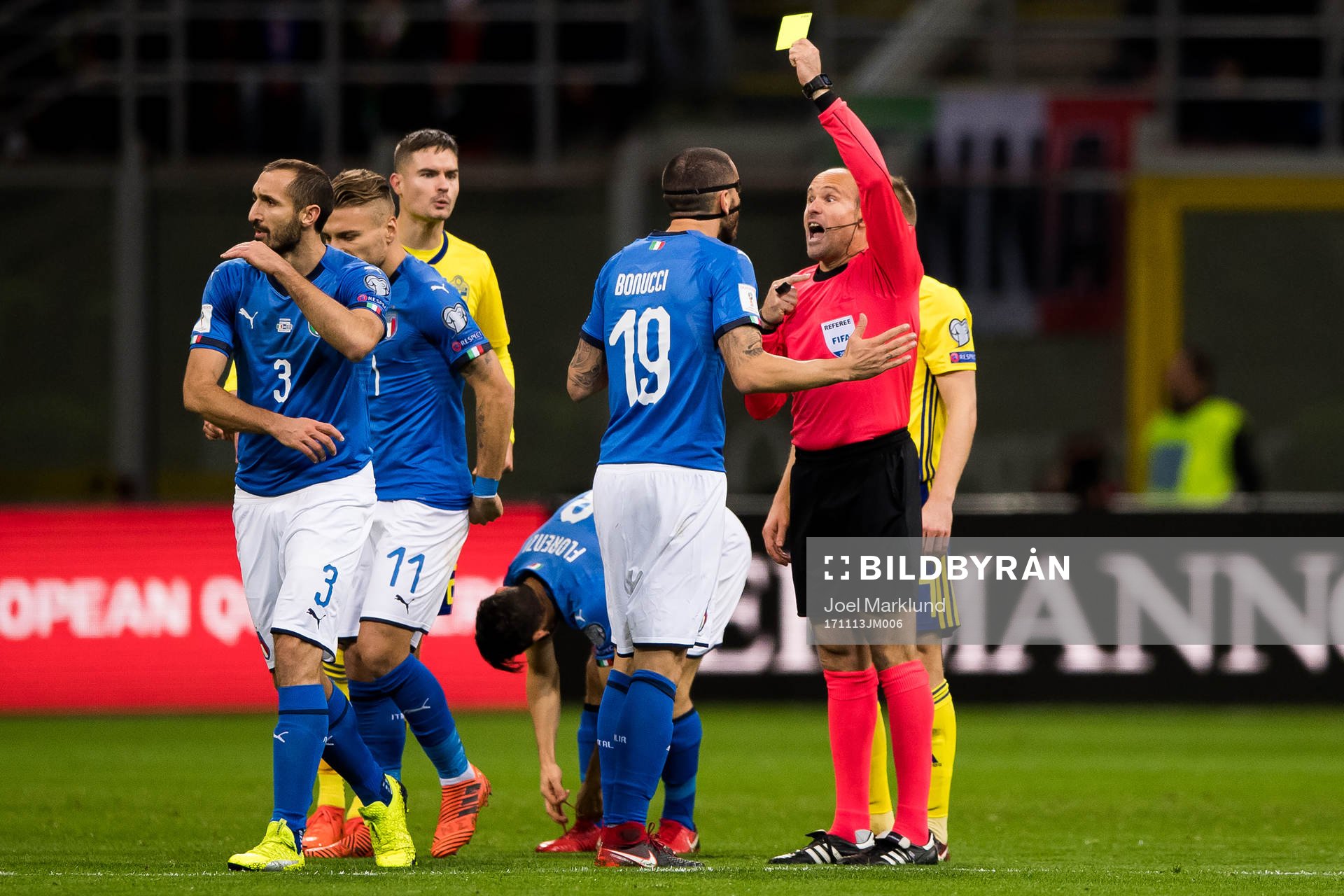 Italiens Leonardo Bonucci får gult kort