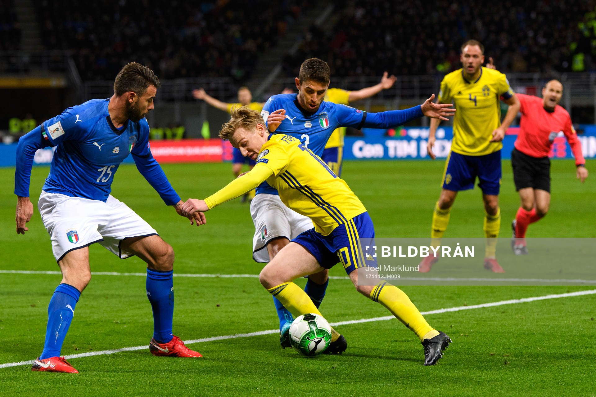 Italiens Andrea Barzagli och Daniele Rugani försvarar mot