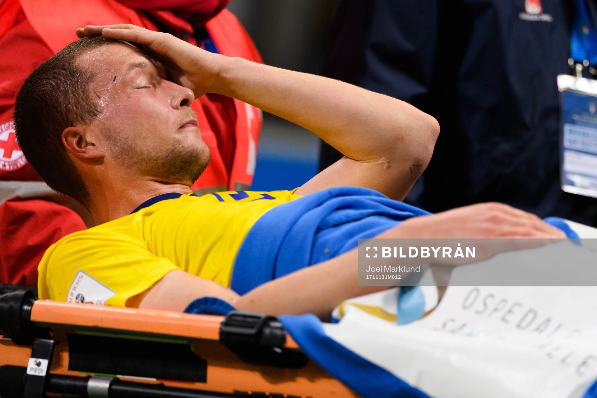 Sveriges Jakob Johansson bärs ut på bår