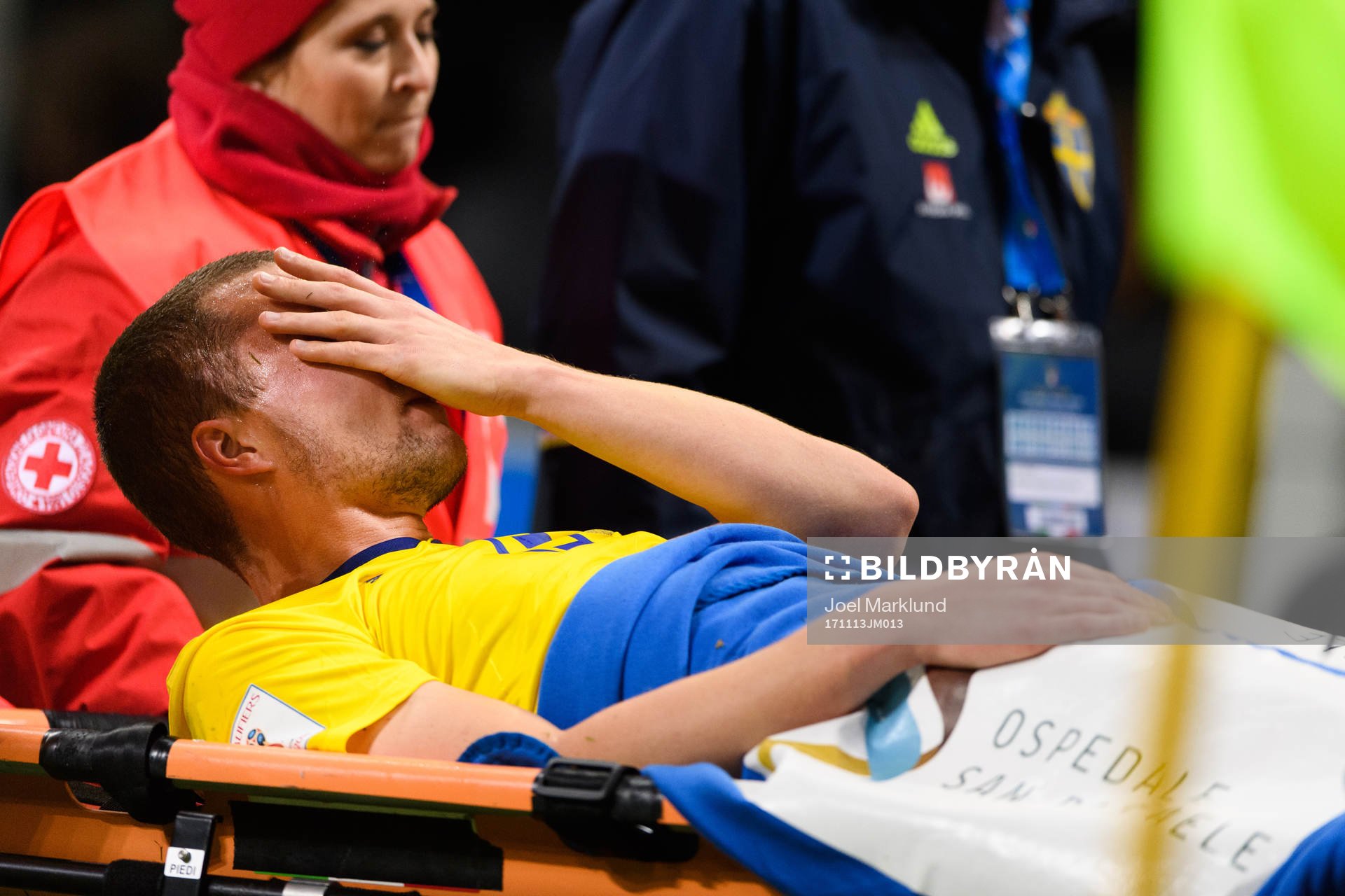 Sveriges Jakob Johansson bärs ut på bår
