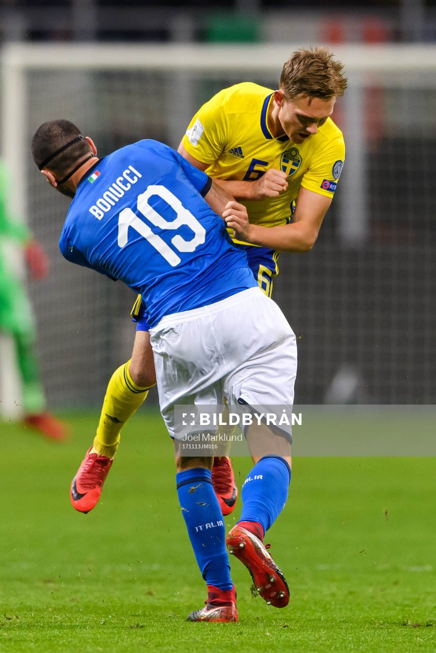 Italiens Leonardo Bonucci i närkamp med Sveriges Ludwig Augustinsson under fotbollsmatchen i VM-kvalets play-off mellan Italien och Sverige den 13 november 2017 i Milano.