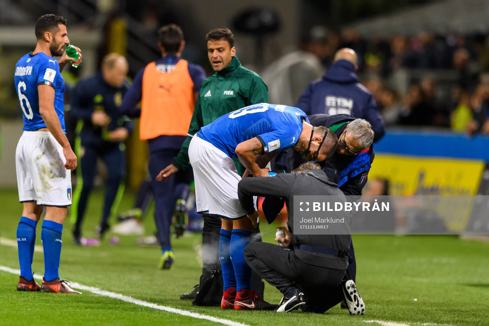 Italiens Leonardo Bonucci får medicinsk hjälp