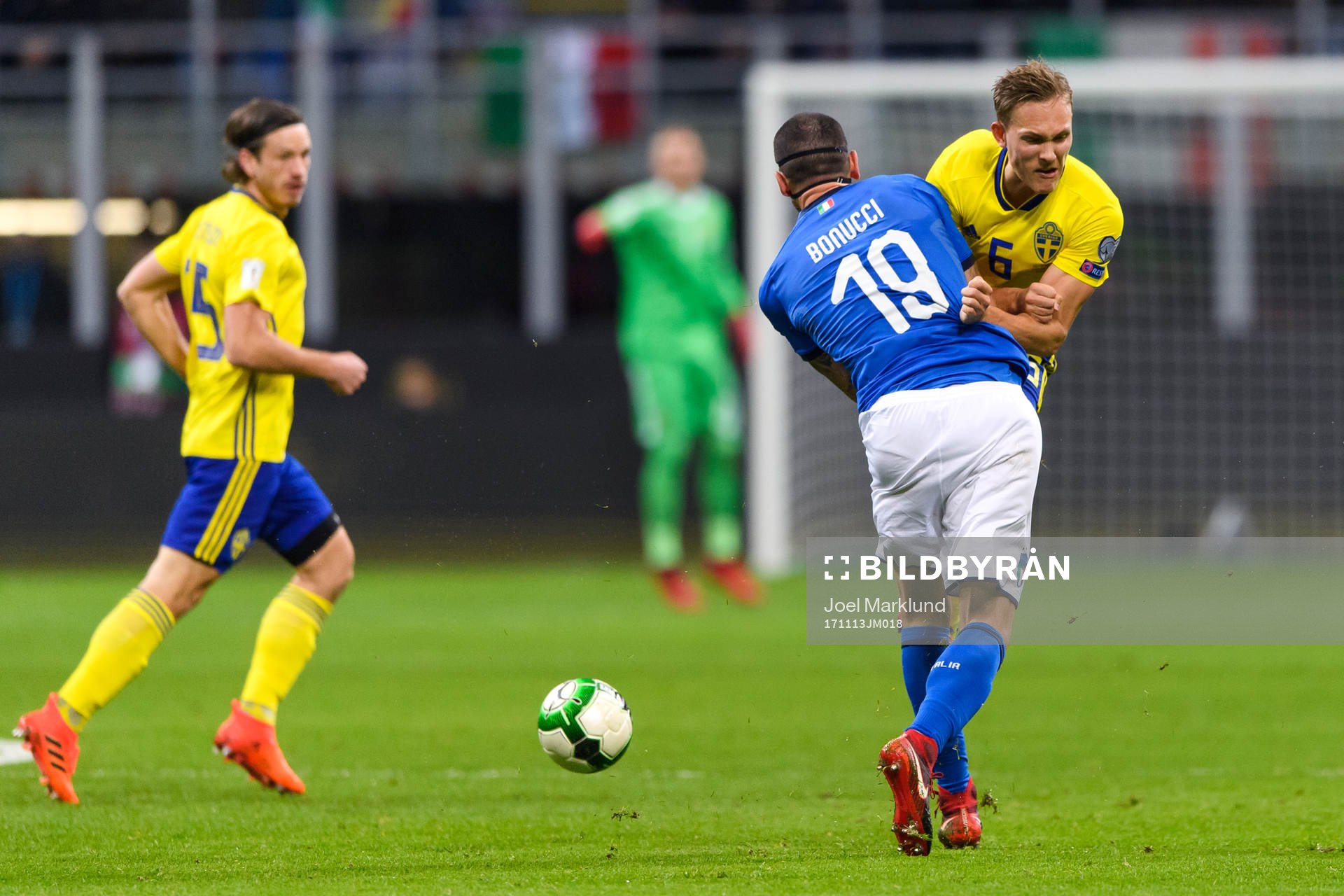 Italiens Leonardo Bonucci i närkamp med Sveriges Ludwig Augustinsson under fotbollsmatchen i VM-kvalets play-off mellan Italien och Sverige den 13 november 2017 i Milano.
