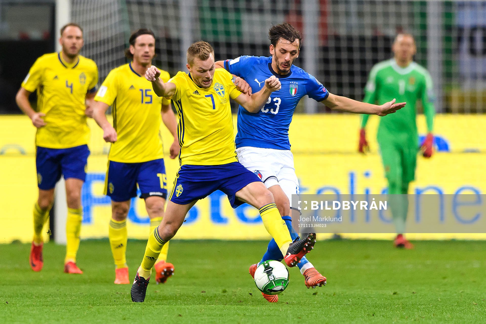 Sveriges Sebastian Larsson i närkamp med Italiens Manolo Gabbiadini under fotbollsmatchen i VM-kvalets play-off mellan Italien och Sverige den 13 november 2017 i Milano.