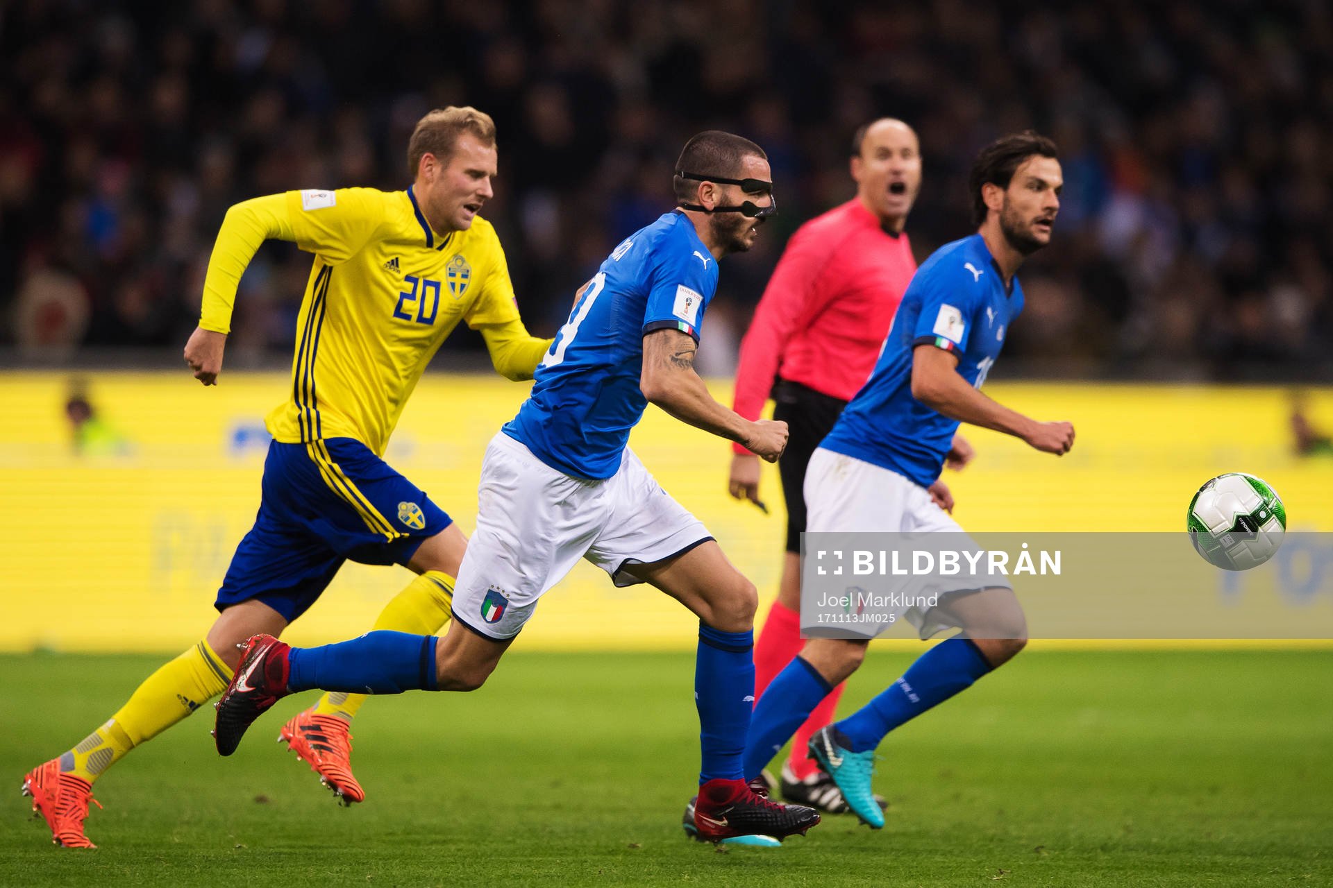 Sveriges Ola Toivonen jagar Italiens Leonardo Bonucci
