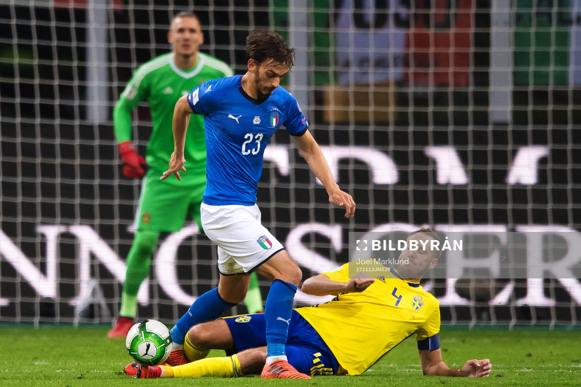 Italiens Manolo Gabbiadini stoppas av Sveriges Andreas