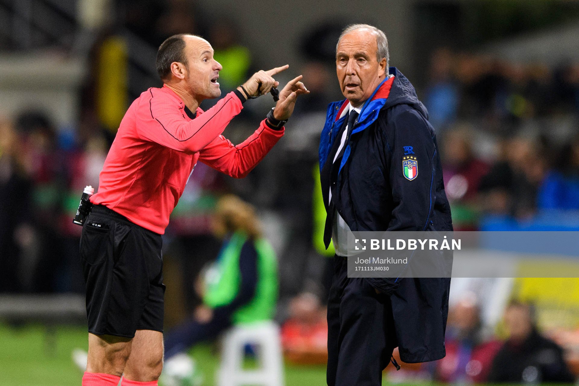 Domare Antonio Mateu Lahoz pratar med Italiens