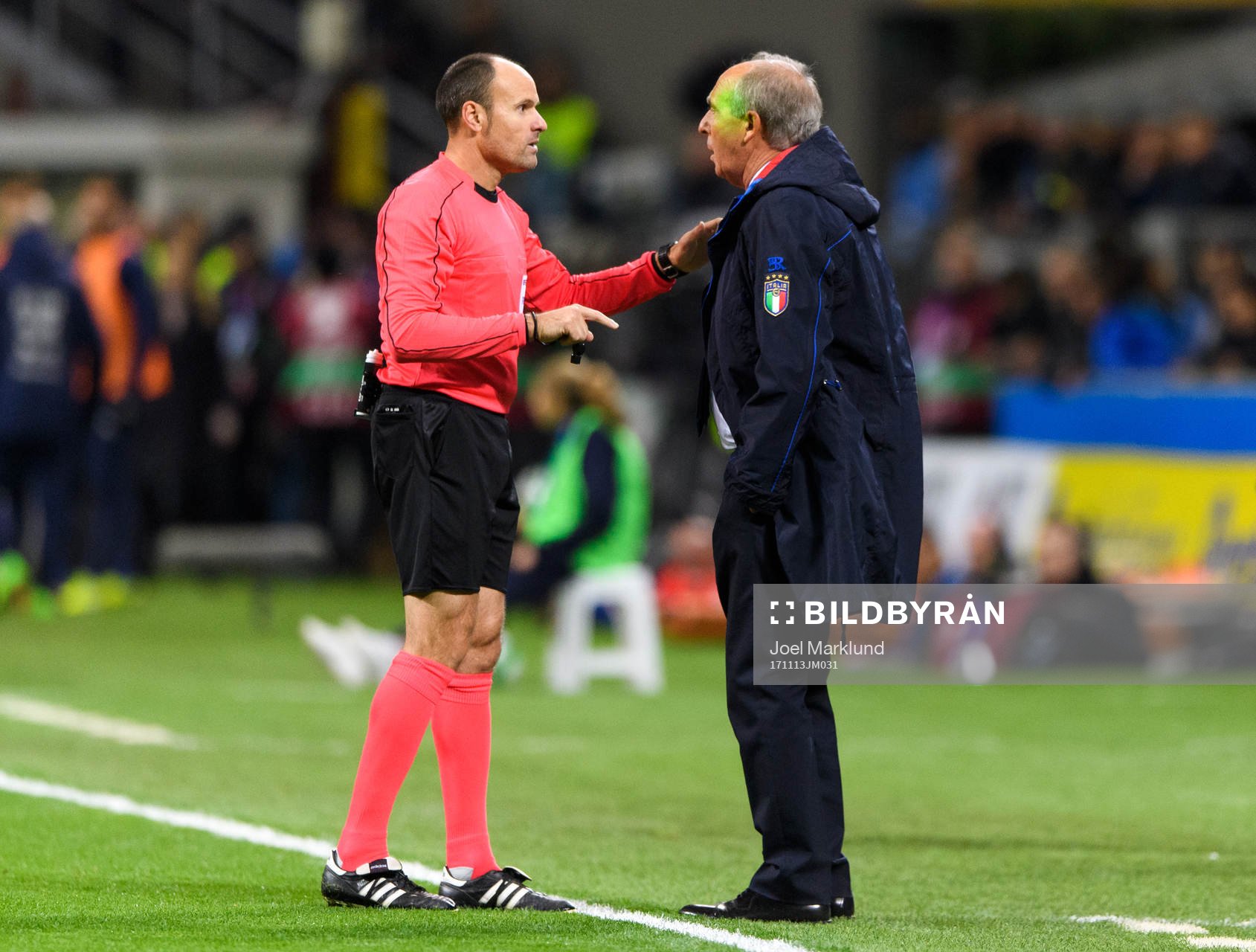 Domare Antonio Mateu Lahoz pratar med Italiens