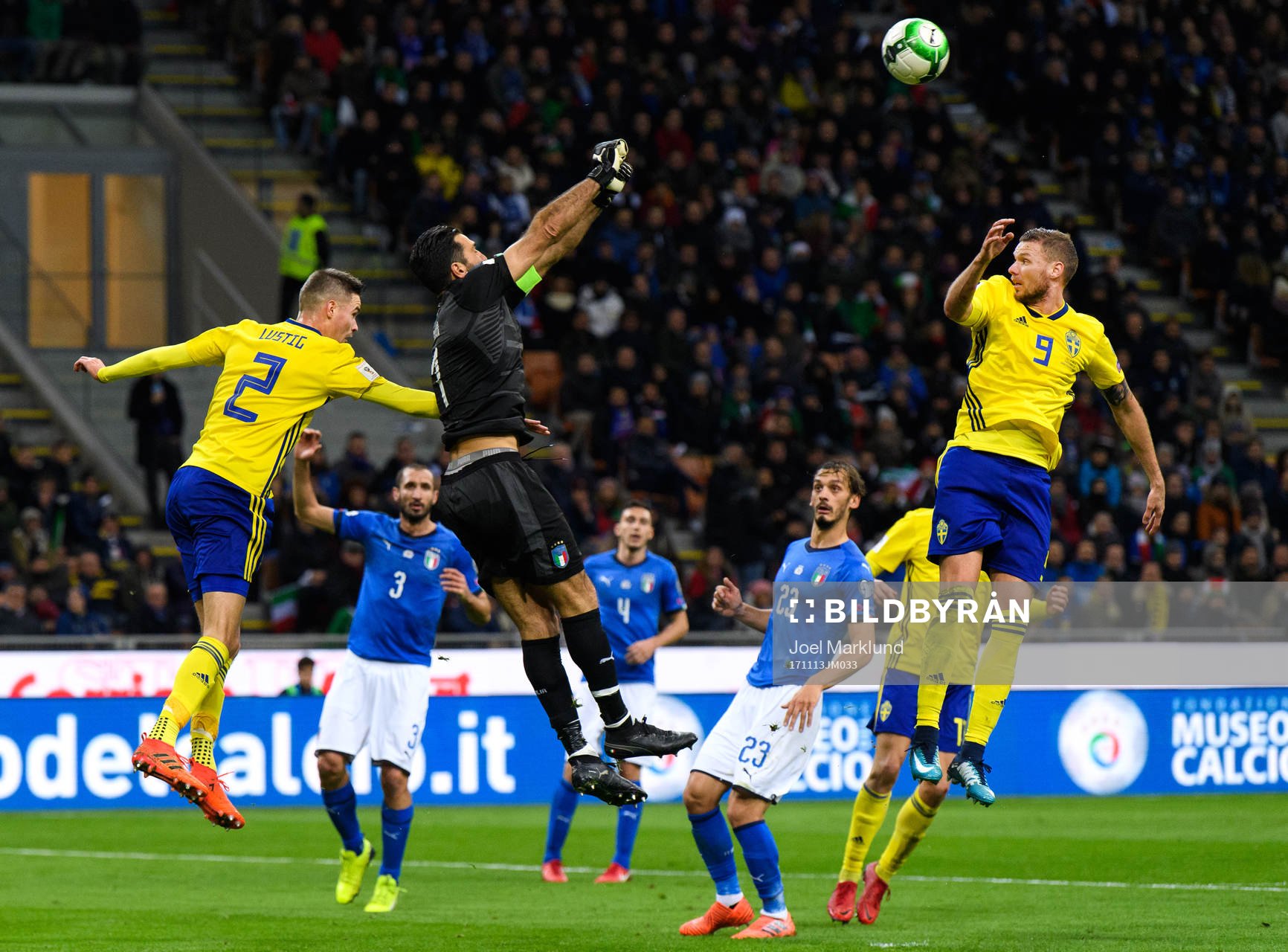 Sveriges Mikael Lustig och Marcus Berg oroar framför Italiens målvakt Gianluigi Buffon under fotbollsmatchen i VM-kvalets play-off mellan Italien och Sverige den 13 november 2017 i Milano.