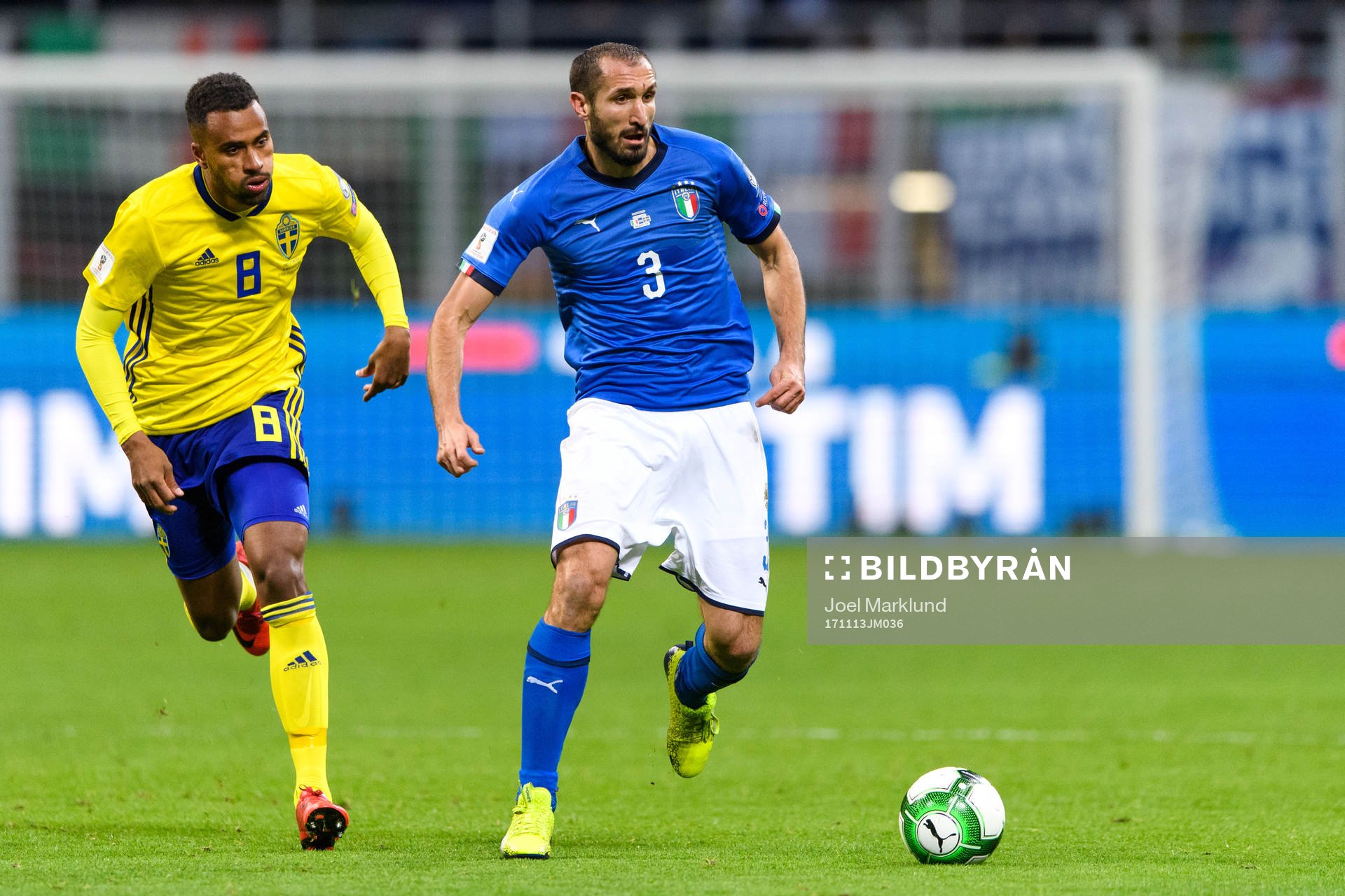 Sveriges Isaac Kiese Thelin och Italiens Giorgio Chiellini