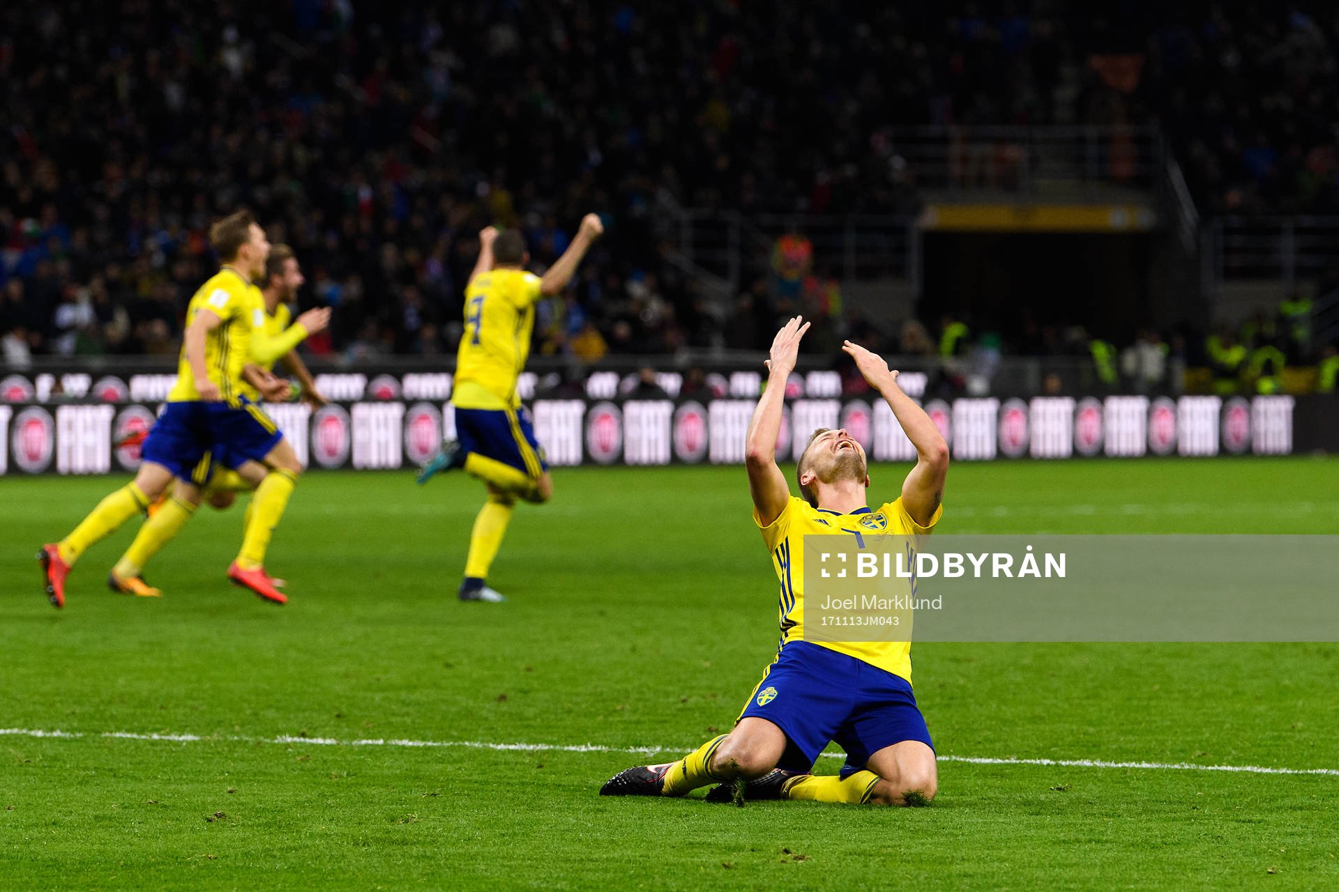 Sveriges Sebastian Larsson jublar
