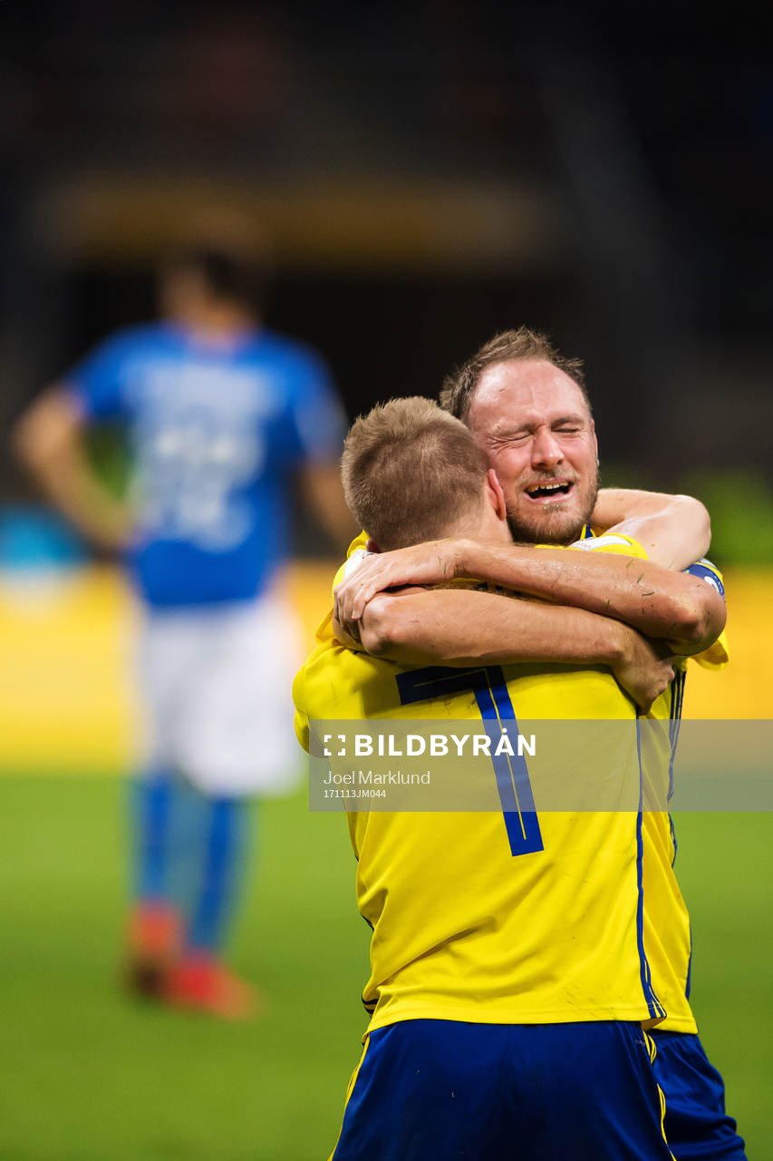 Sveriges Sebastian Larsson och Andreas Granqvist kramar om