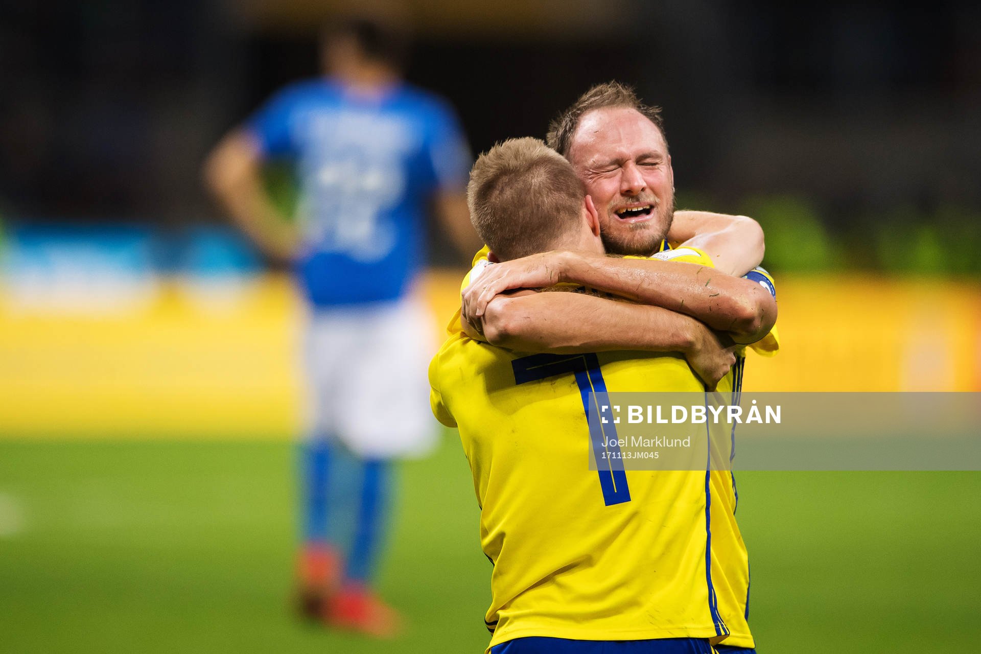 Sveriges Sebastian Larsson och Andreas Granqvist kramar om