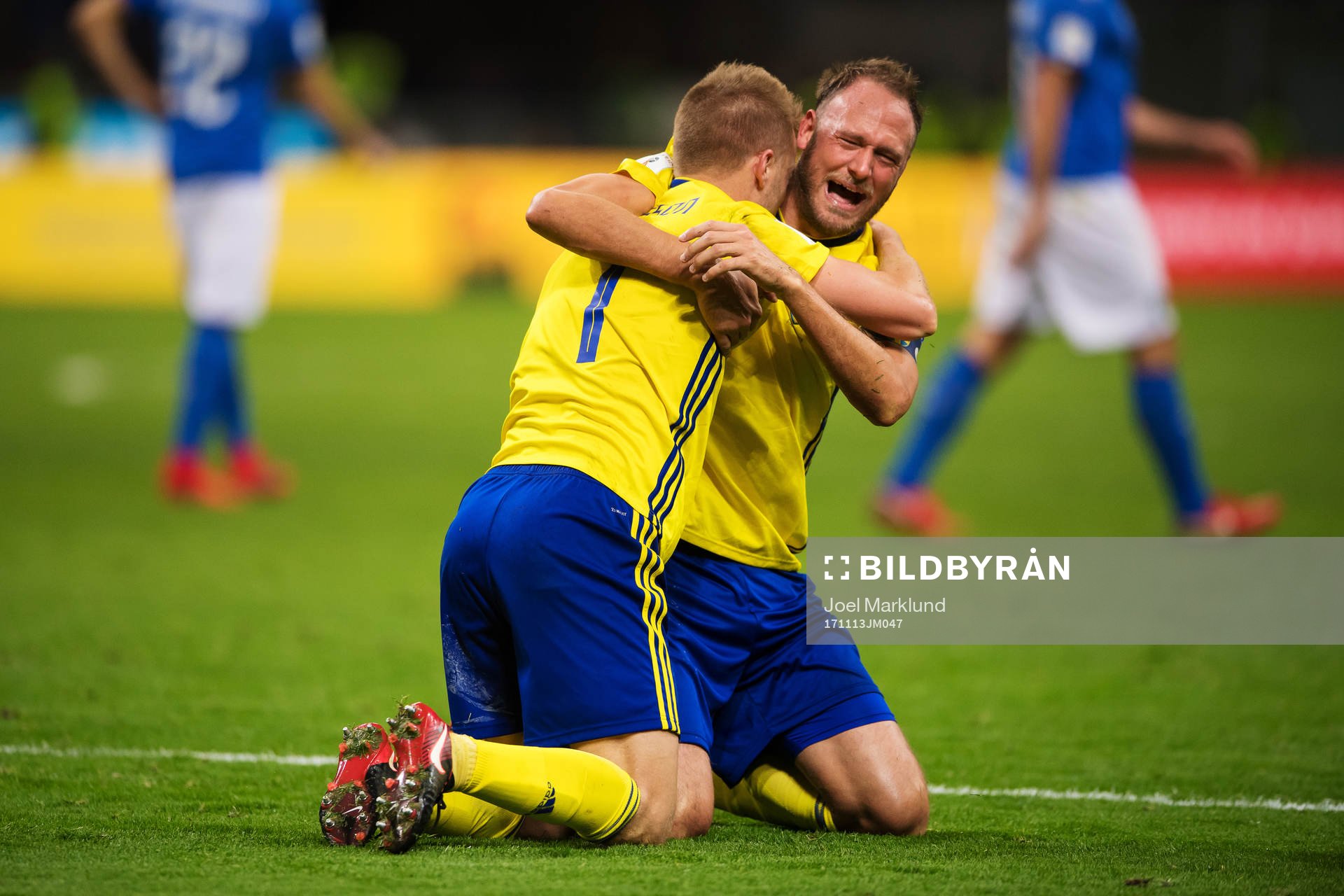 Sveriges Sebastian Larsson och Andreas Granqvist kramar om