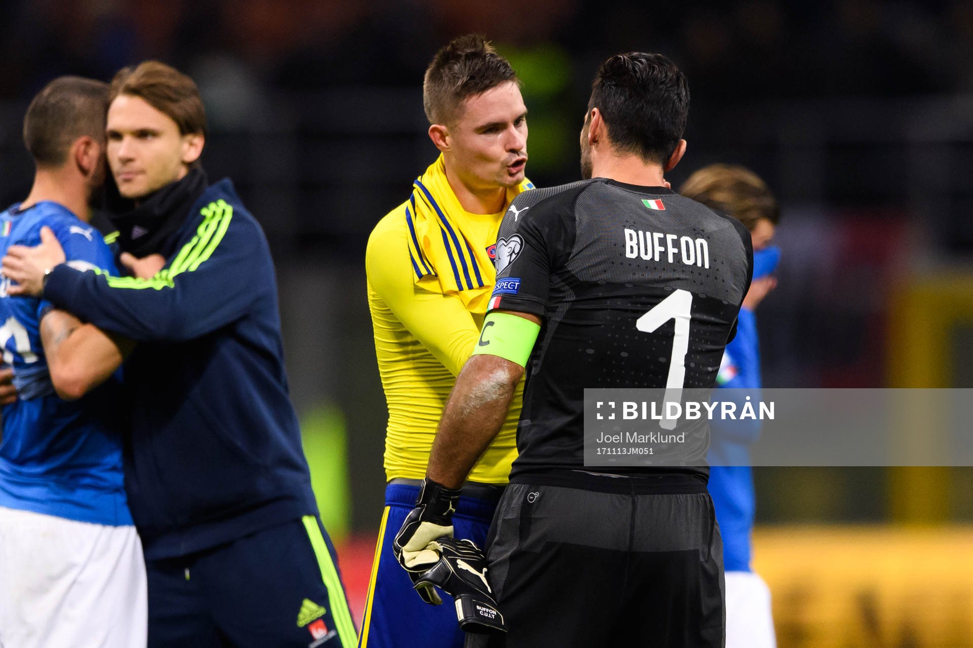 Sveriges Mikael Lustig pratar med Italiens målvakt