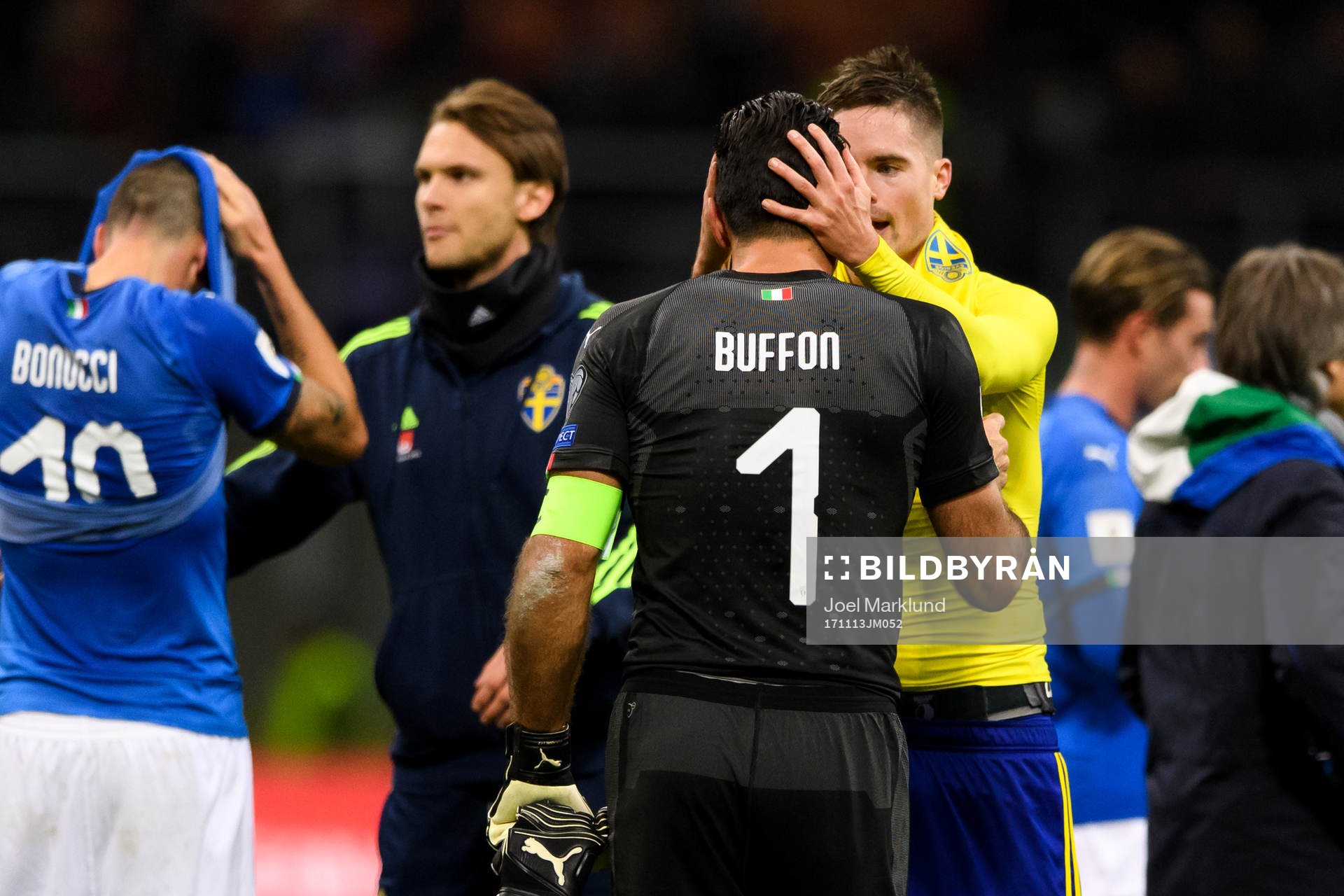 Sveriges Mikael Lustig pratar med Italiens målvakt Gianluigi Buffon efter fotbollsmatchen i VM-kvalets play-off mellan Italien och Sverige den 13 november 2017 i Milano.