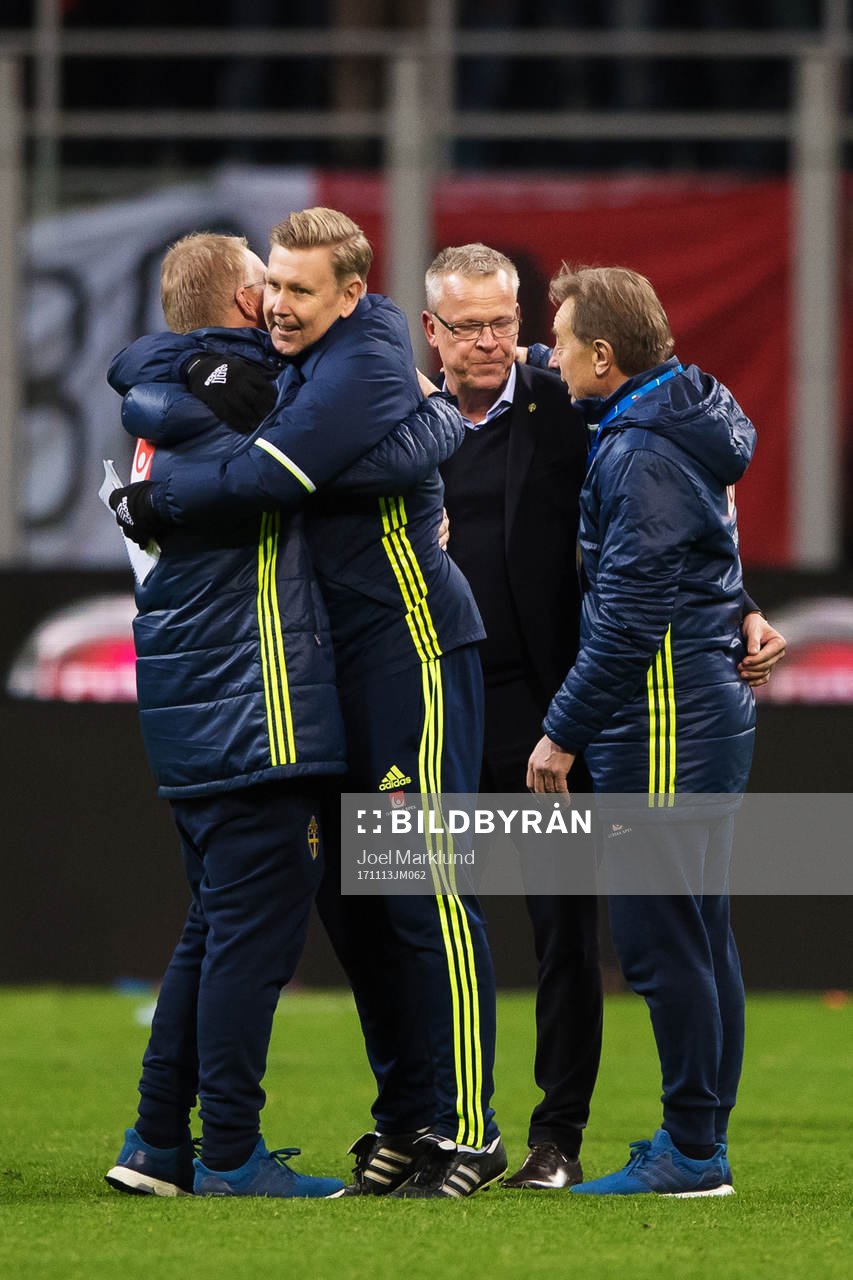Sveriges scout Lasse Jakobsson, assisterande förbundskapten Peter Wettergren, förbundskapten Janne Andersson och scout Tom Prahl jublar efter fotbollsmatchen i VM-kvalets play-off mellan Italien och Sverige den 13 november 2017 i Milano.