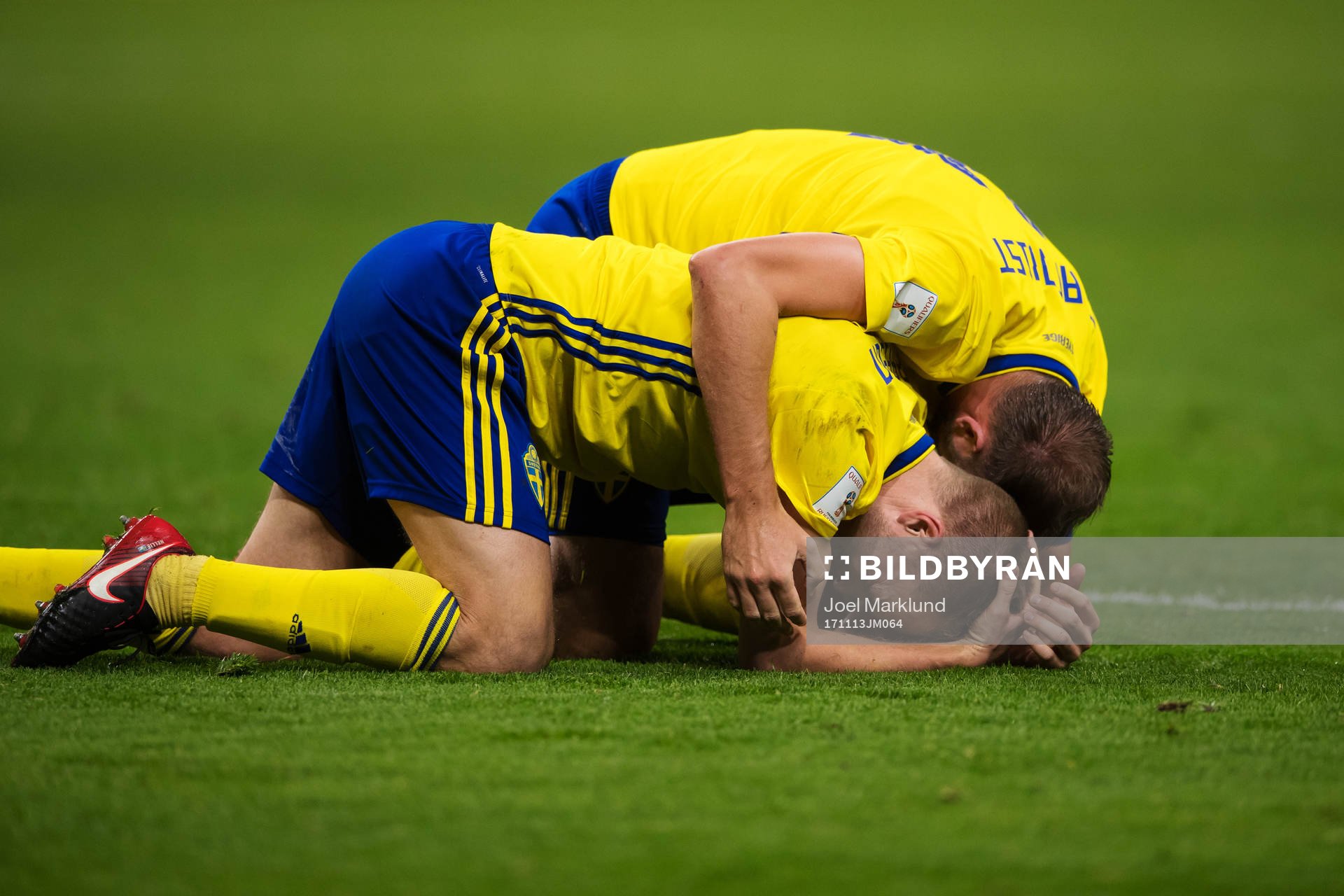 Sveriges Sebastian Larsson och Andreas Granqvist kramar om
