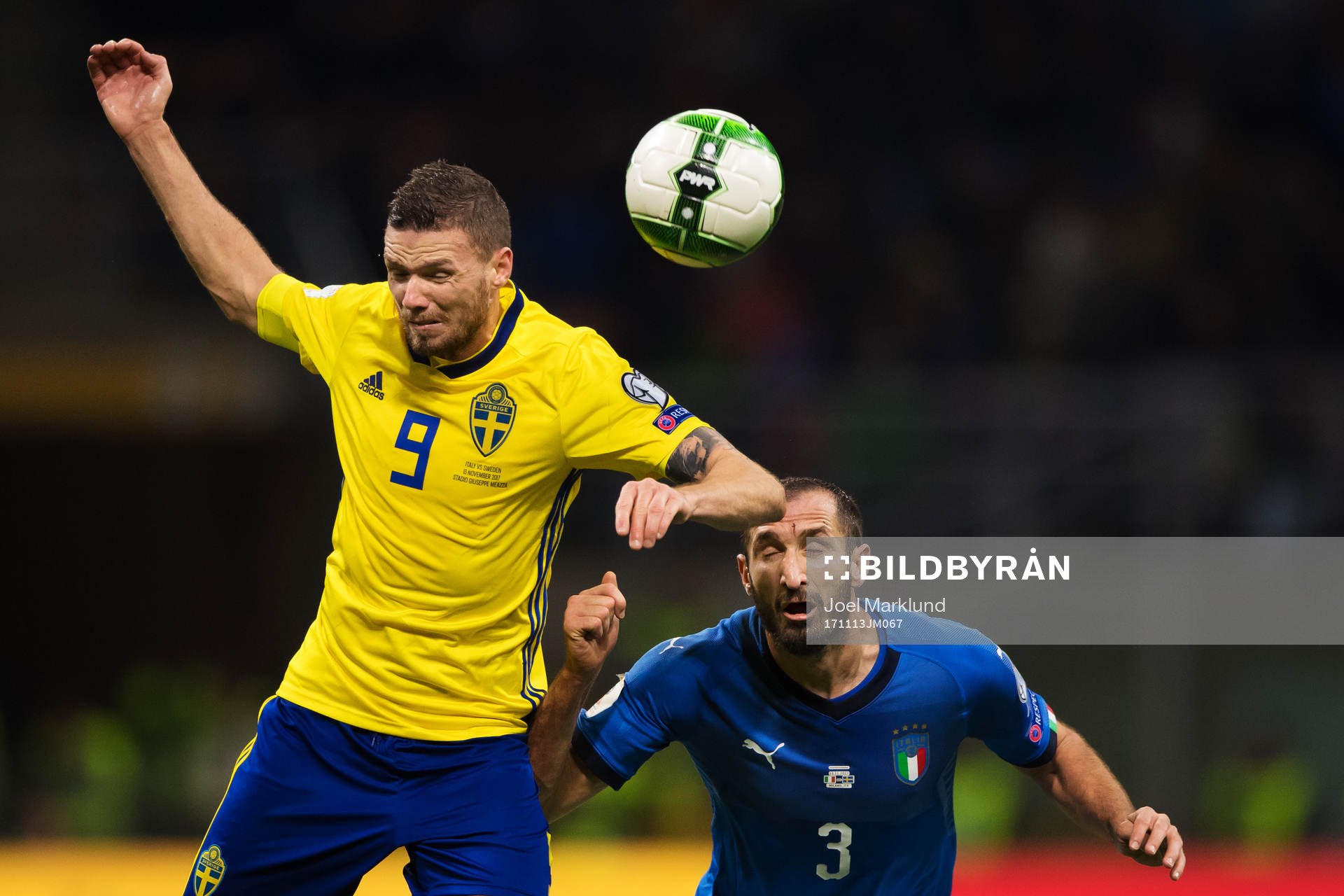 Sveriges Marcus Berg i en luftduell med Italiens Giorgio Chiellini under fotbollsmatchen i VM-kvalets play-off mellan Italien och Sverige den 13 november 2017 i Milano.