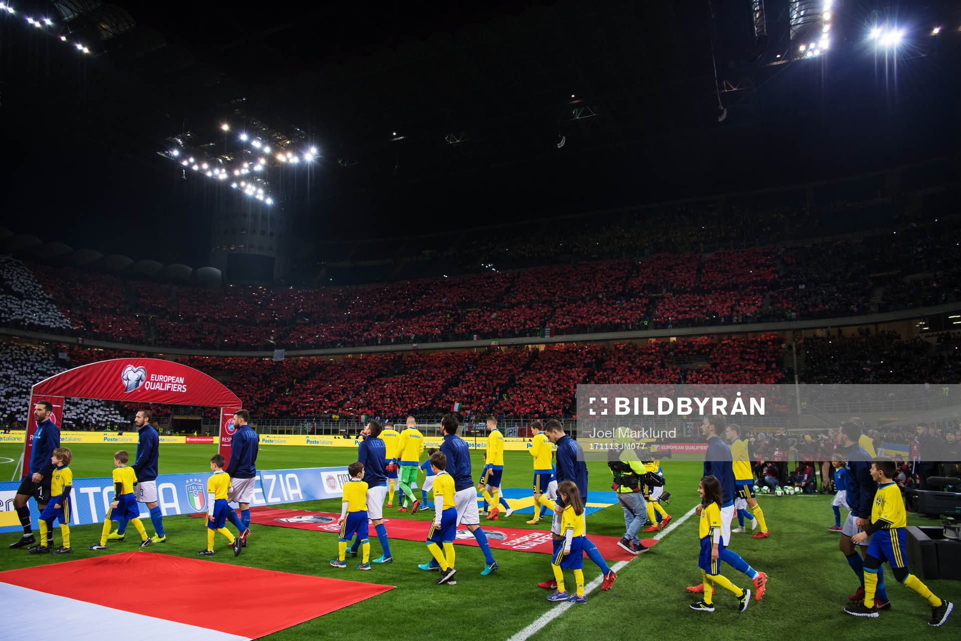 Sveriges och Italiens spelare gör entré till
