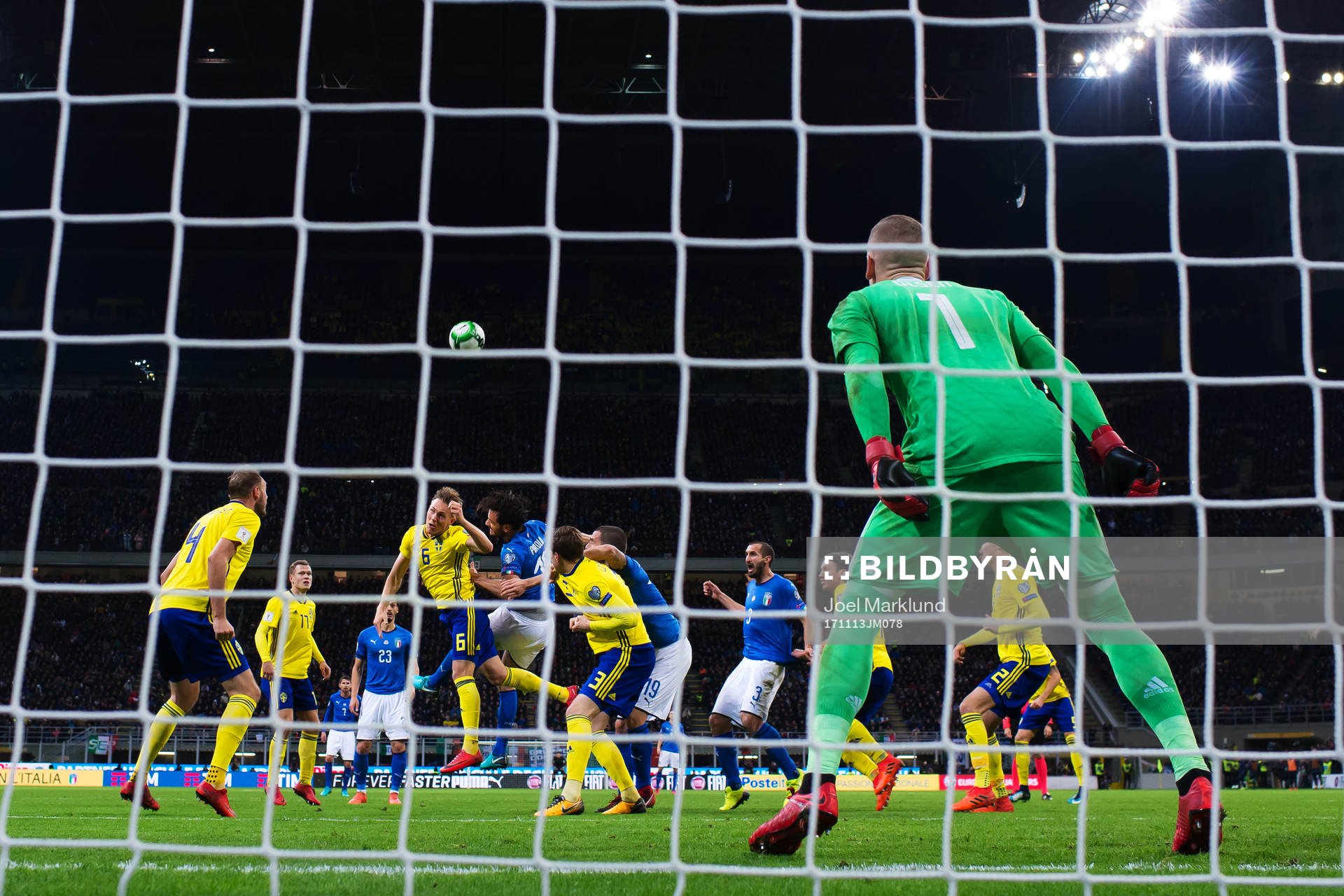 Sveriges Ludwig Augustinsson i en nickduell med Italiens