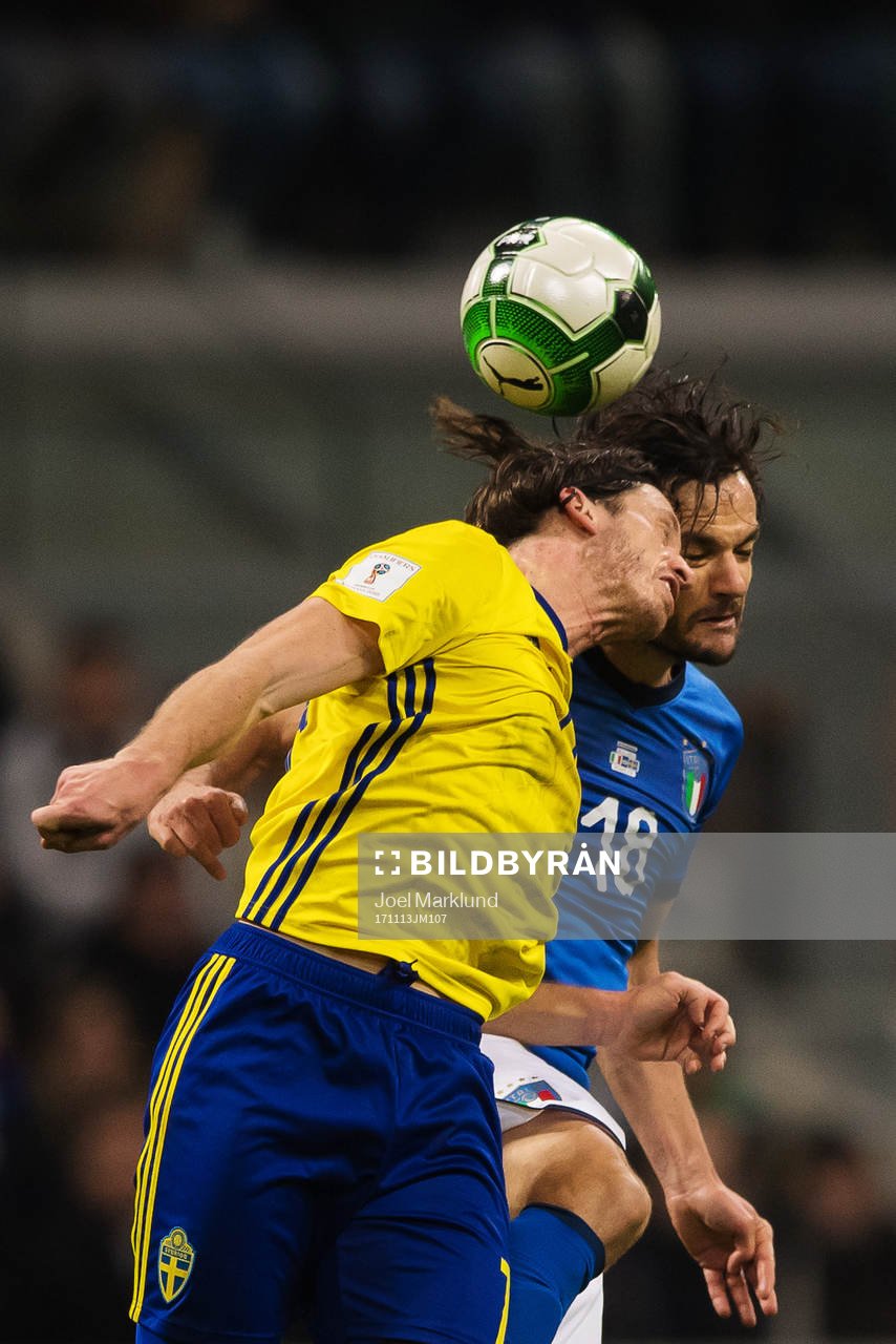 Sveriges Gustav Svensson i en luftduell med Italiens Marco
