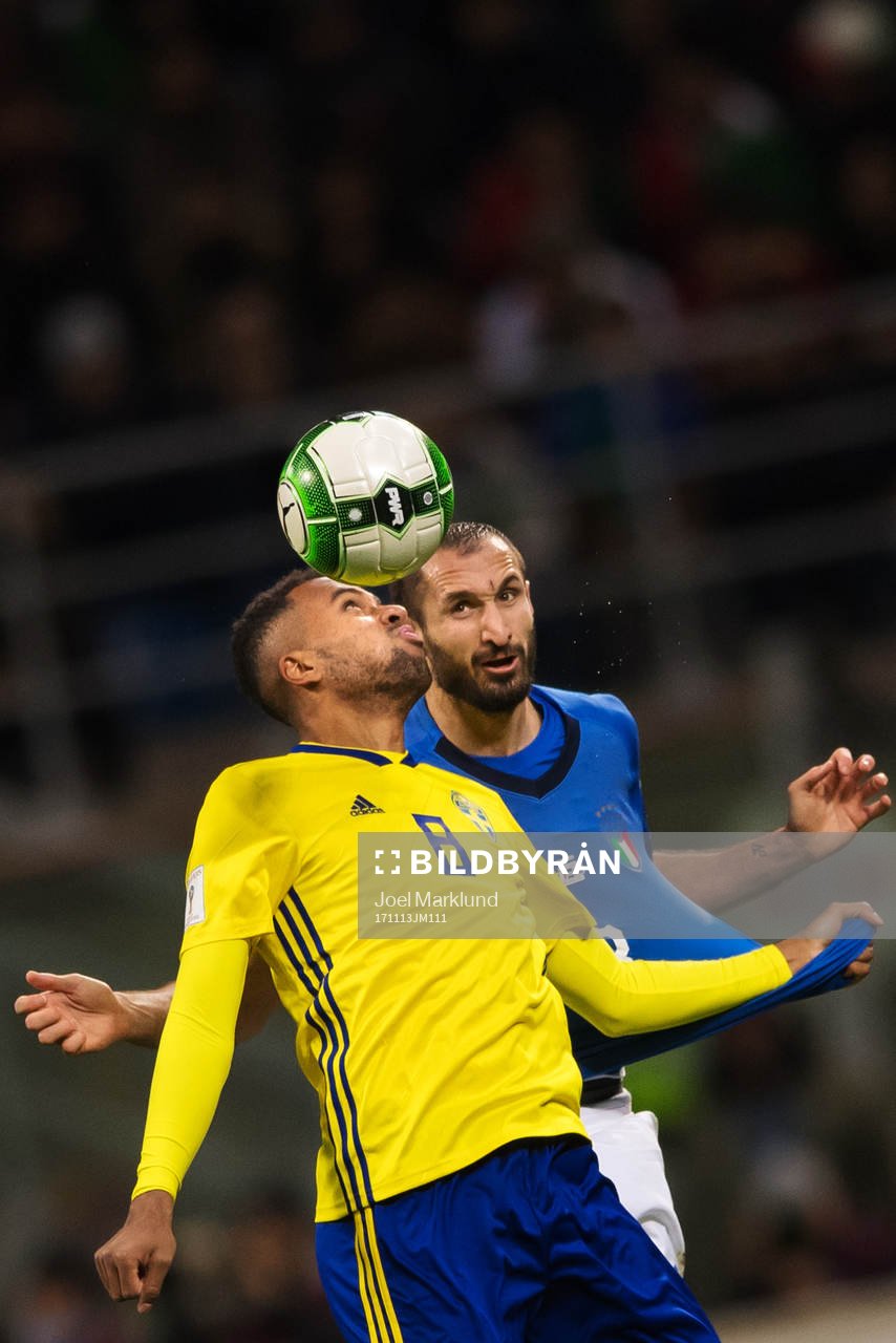 Sveriges Isaac Kiese Thelin i en luftduell med Italiens