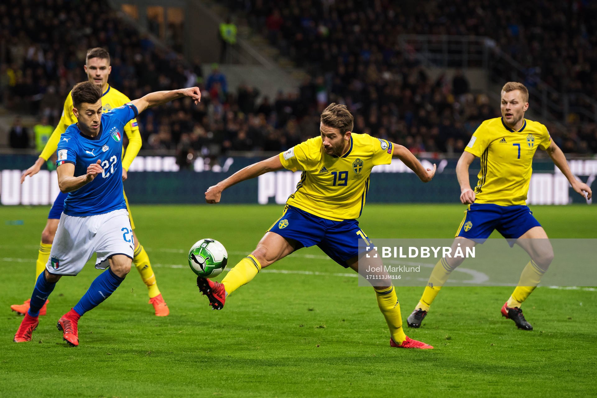 Italiens Stephan El Shaarawy utmanar Sveriges Mikael Lustig, Marcus Rohdén och Sebastian Larsson under fotbollsmatchen i VM-kvalets play-off mellan Italien och Sverige den 13 november 2017 i Milano.